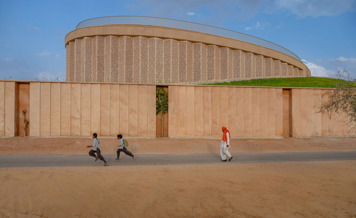 〈ノカ・ヴィレッジ・コミュニティセンター（Nokha Village Community Centre）〉設計：サンジャイ・プリ・アーキテクツ（Sanjay Puri Architects）