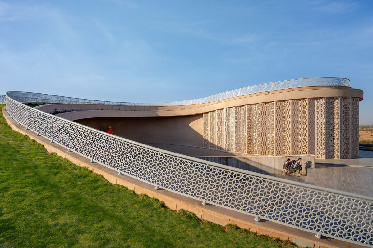 〈ノカ・ヴィレッジ・コミュニティセンター（Nokha Village Community Centre）〉設計：サンジャイ・プリ・アーキテクツ（Sanjay Puri Architects）
