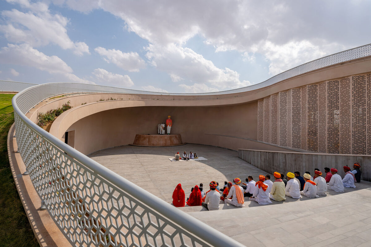 〈ノカ・ヴィレッジ・コミュニティセンター（Nokha Village Community Centre）〉設計：サンジャイ・プリ・アーキテクツ（Sanjay Puri Architects）