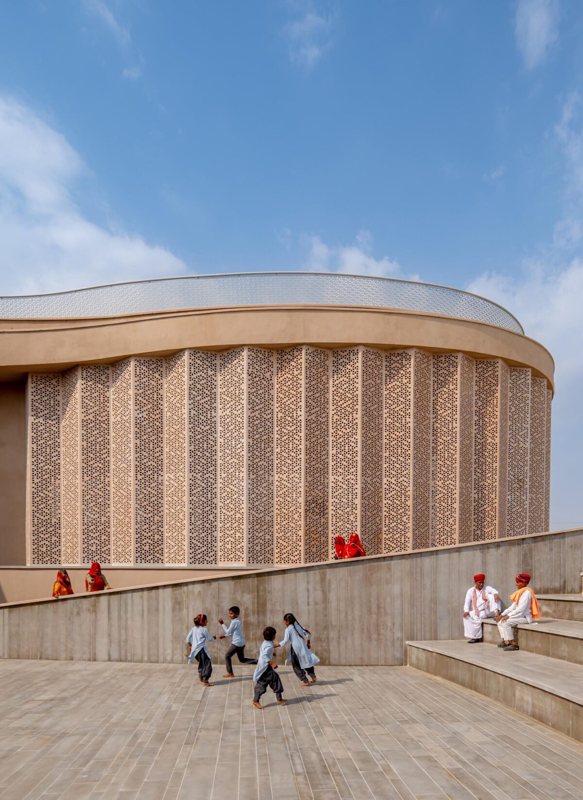 〈ノカ・ヴィレッジ・コミュニティセンター（Nokha Village Community Centre）〉設計：サンジャイ・プリ・アーキテクツ（Sanjay Puri Architects）