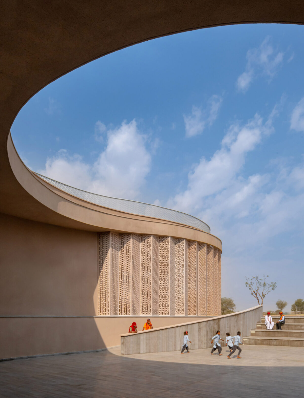 〈ノカ・ヴィレッジ・コミュニティセンター（Nokha Village Community Centre）〉設計：サンジャイ・プリ・アーキテクツ（Sanjay Puri Architects）