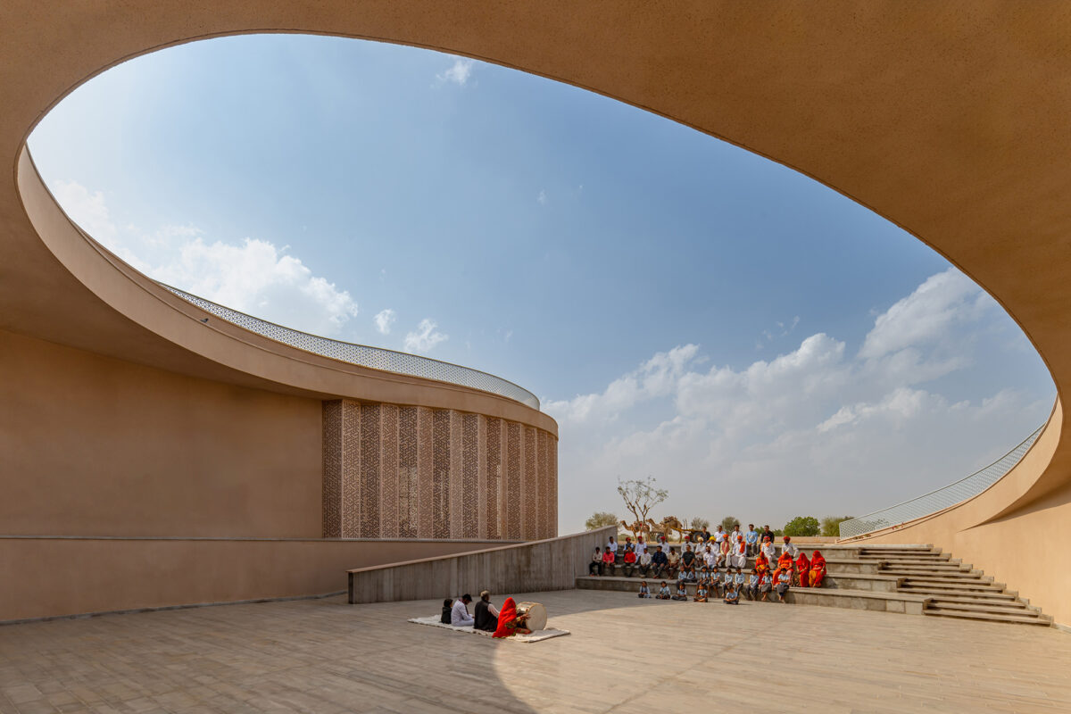 〈ノカ・ヴィレッジ・コミュニティセンター（Nokha Village Community Centre）〉設計：サンジャイ・プリ・アーキテクツ（Sanjay Puri Architects）