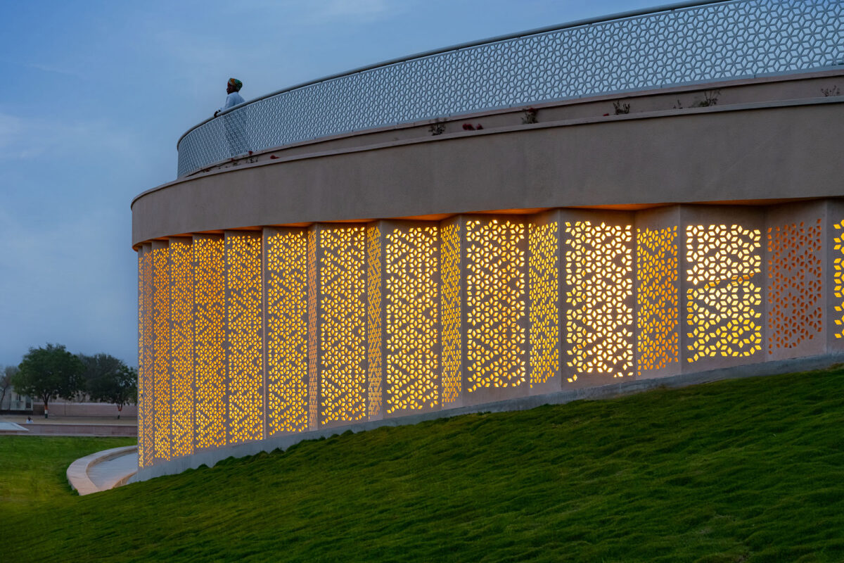 〈ノカ・ヴィレッジ・コミュニティセンター（Nokha Village Community Centre）〉設計：サンジャイ・プリ・アーキテクツ（Sanjay Puri Architects）