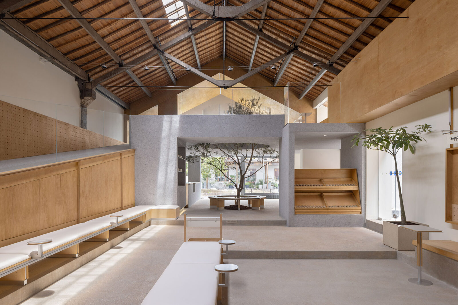 再生した旧工場に紡ぐペットフレンドリーな空間〈ヒーリングペット〉インフォーマル・デザイン、中国