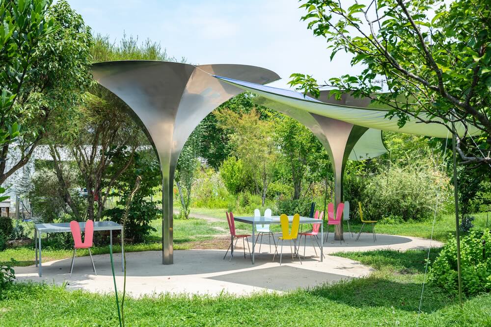 妹島和世が設計した〈HANA〉が犬島 くらしの植物園の常設パビリオン