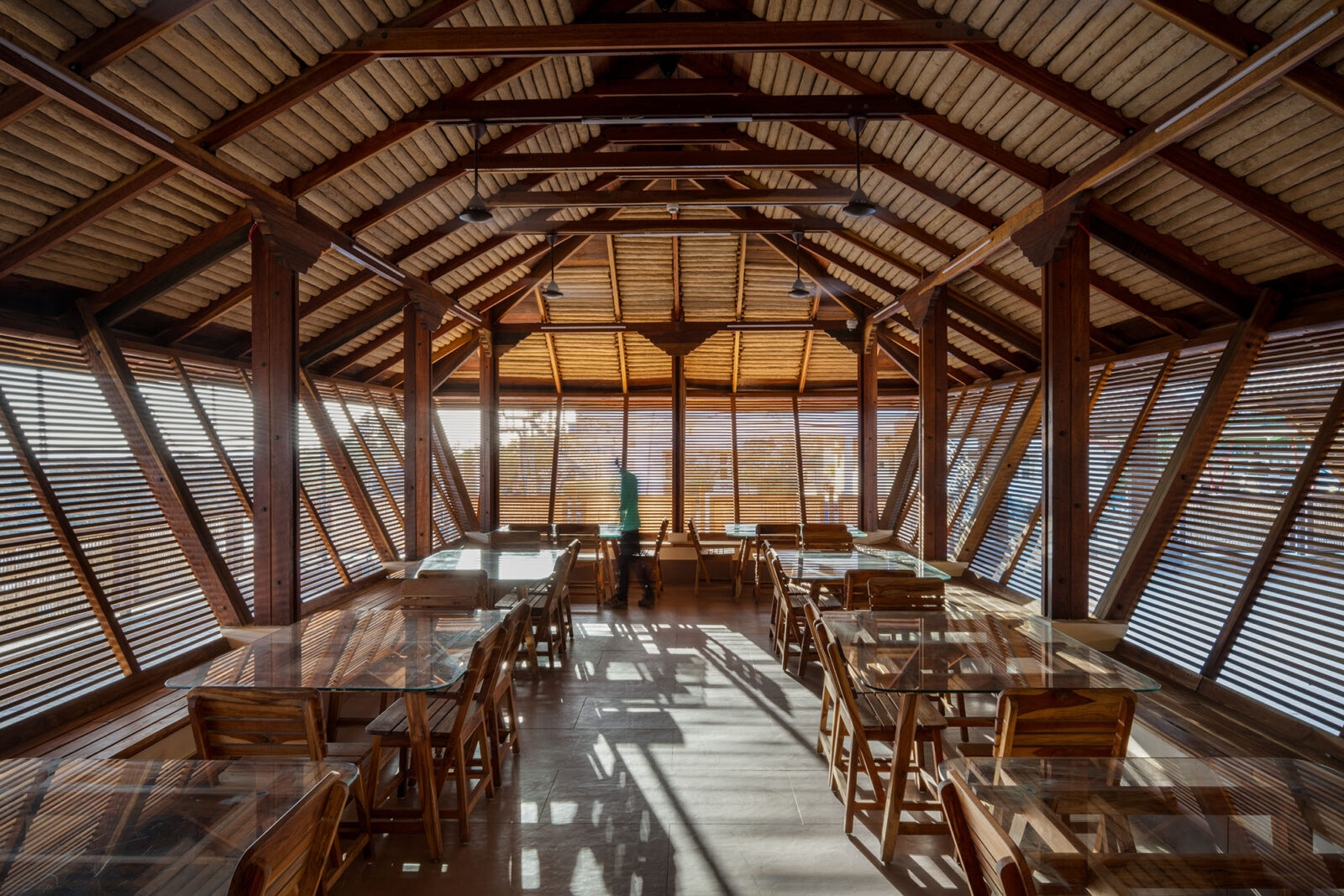 インドの砂漠に廃材のアップサイクルや地域資源で生み出す社員食堂〈Factory Canteen〉スタジオドット