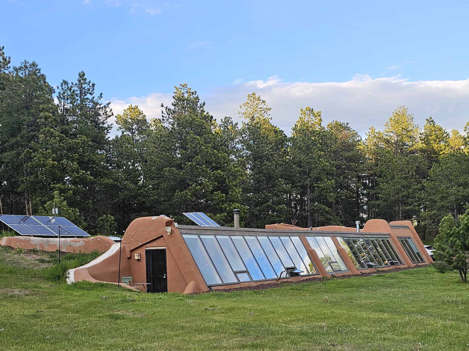 コロラドの自然に溶け込む半地下の宿泊空間〈アースハウス・アトリウム〉アリアナ・ダニエルソン、アメリカ