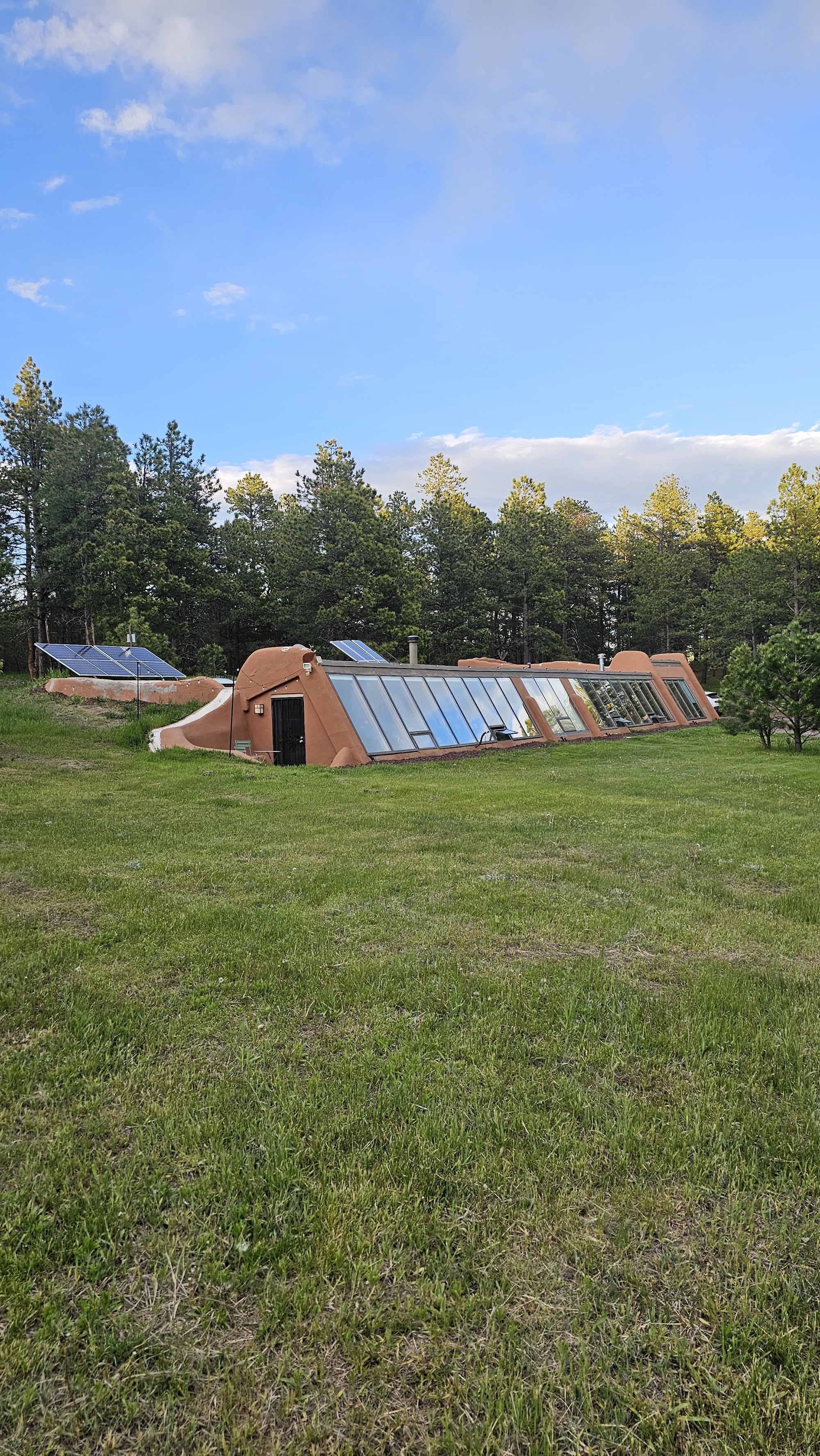 〈アースハウス・アトリウム（Earth House Atrium）〉設計：アリアナ・ダニエルソン（Arianna Danielson）