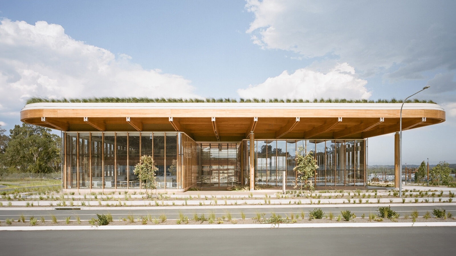 オーストラリアの循環型都市「ブラッドフィールド・シティ・センター」の第1号棟が竣工、Hassell