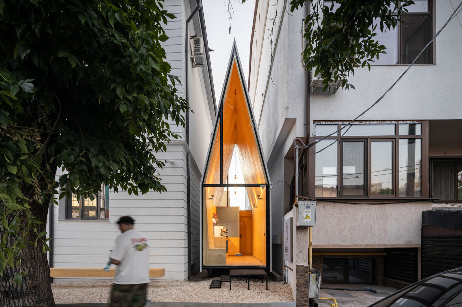 ルーマニアの都市の隙間に生み出す小さなコーヒーショップ〈ザ・チャペル〉Vinklu