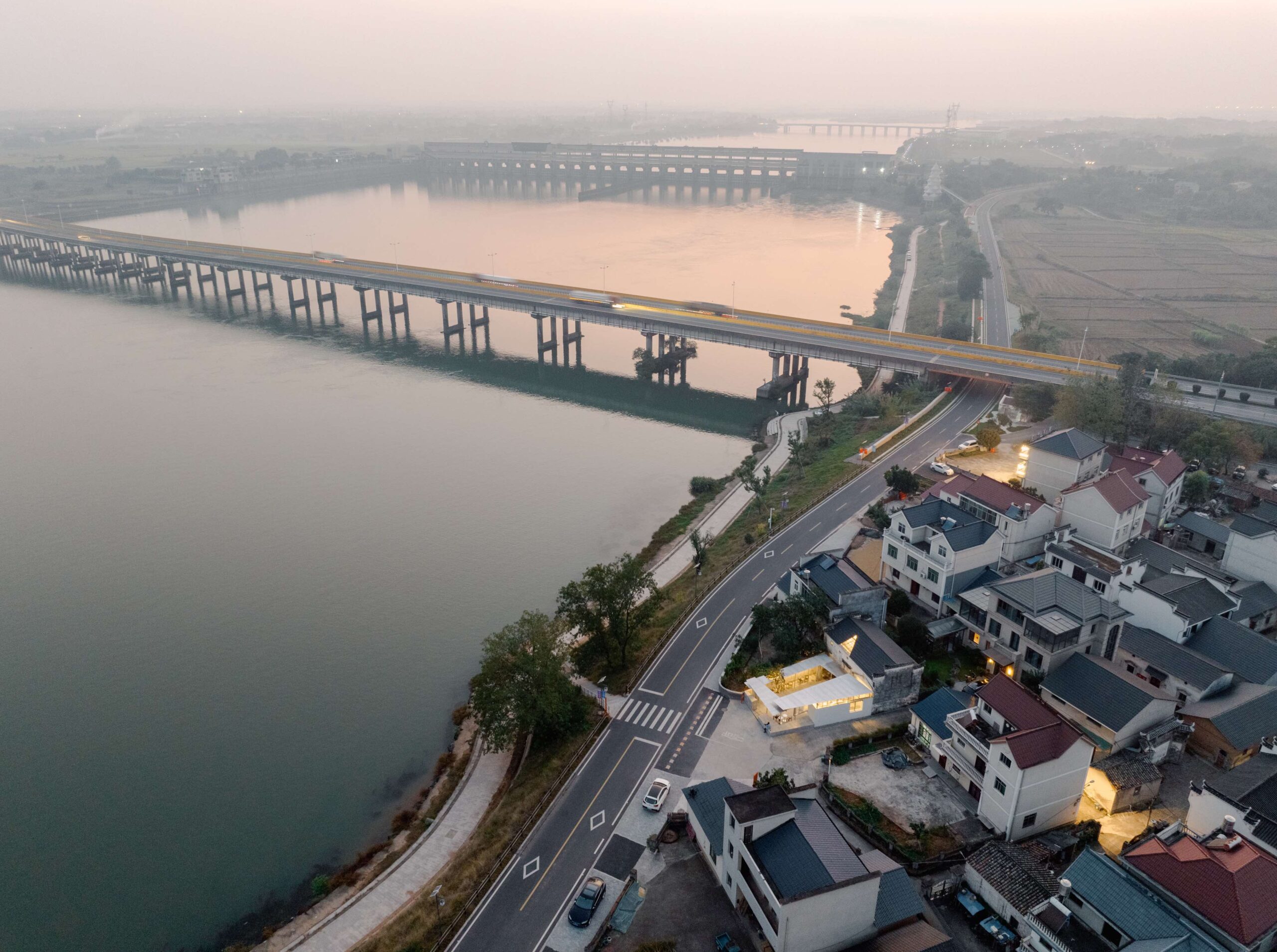 〈竜游ツーリストセンター（Longyou Tourist Center）〉設計：アトリエtao+c（atelier tao+c）