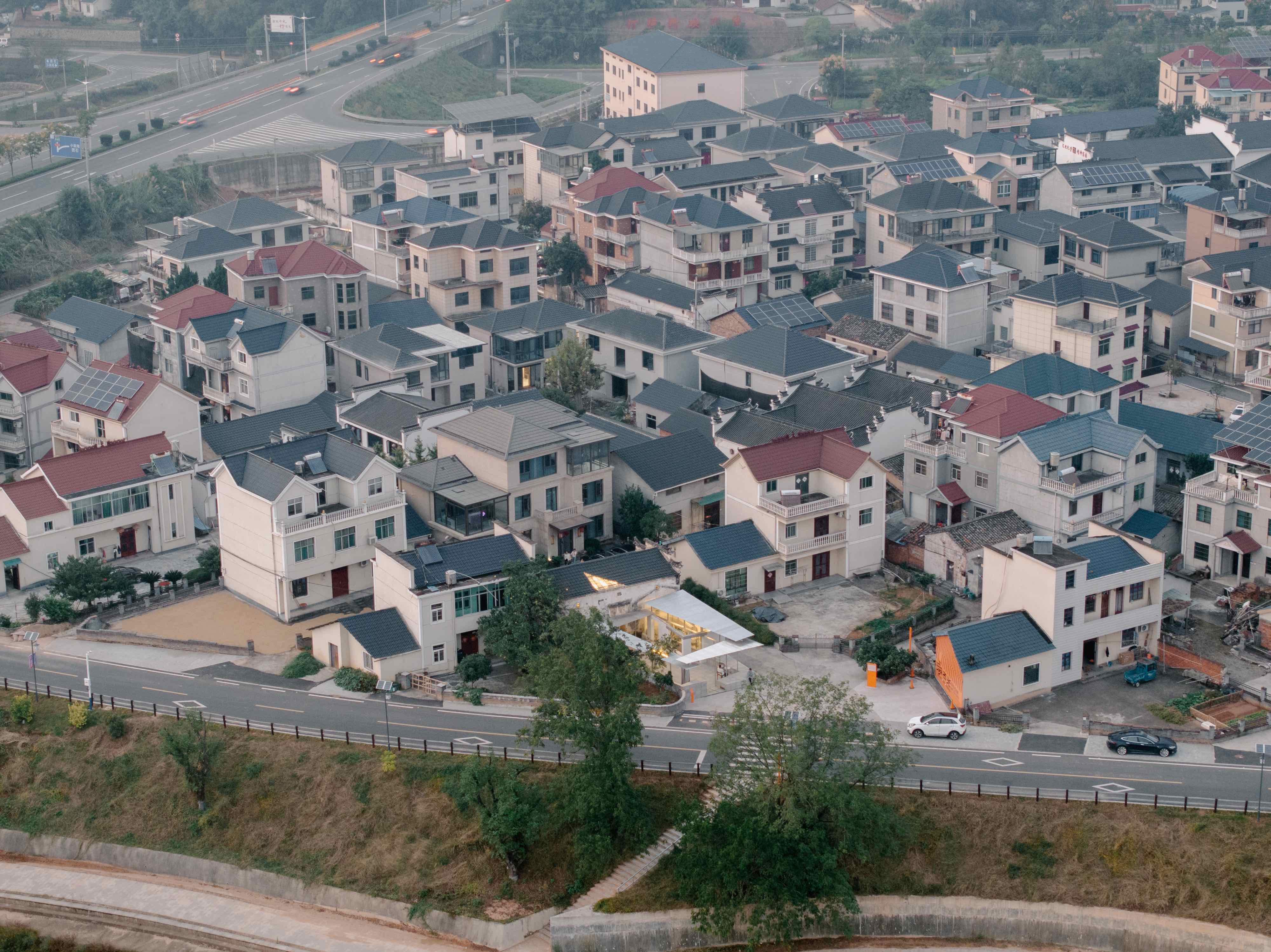 〈竜游ツーリストセンター（Longyou Tourist Center）〉設計：アトリエtao+c（atelier tao+c）