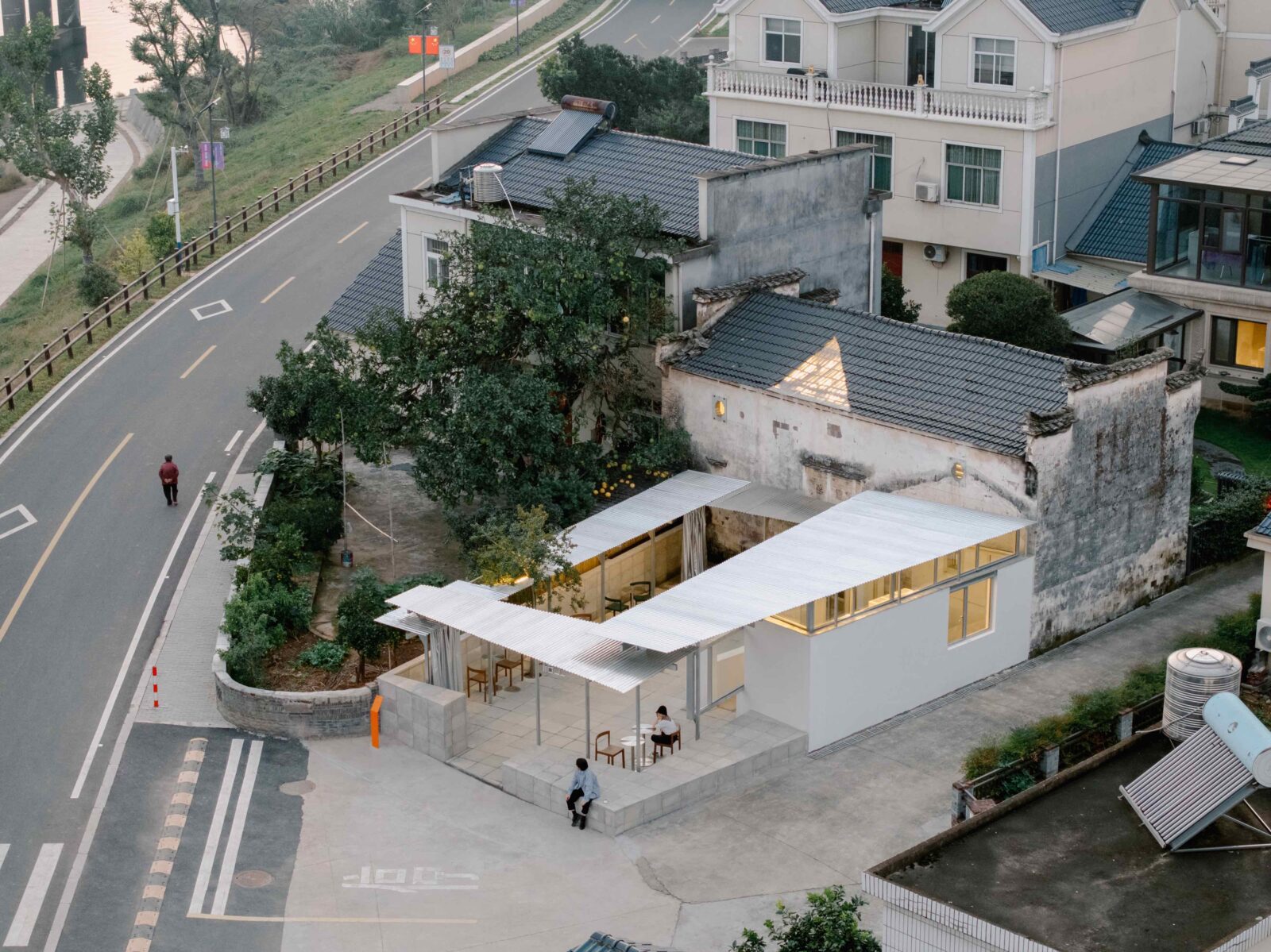 村の構造から見出した、微小なずれで環境に溶け込む〈竜游ツーリストセンター〉アトリエtao+c、中国