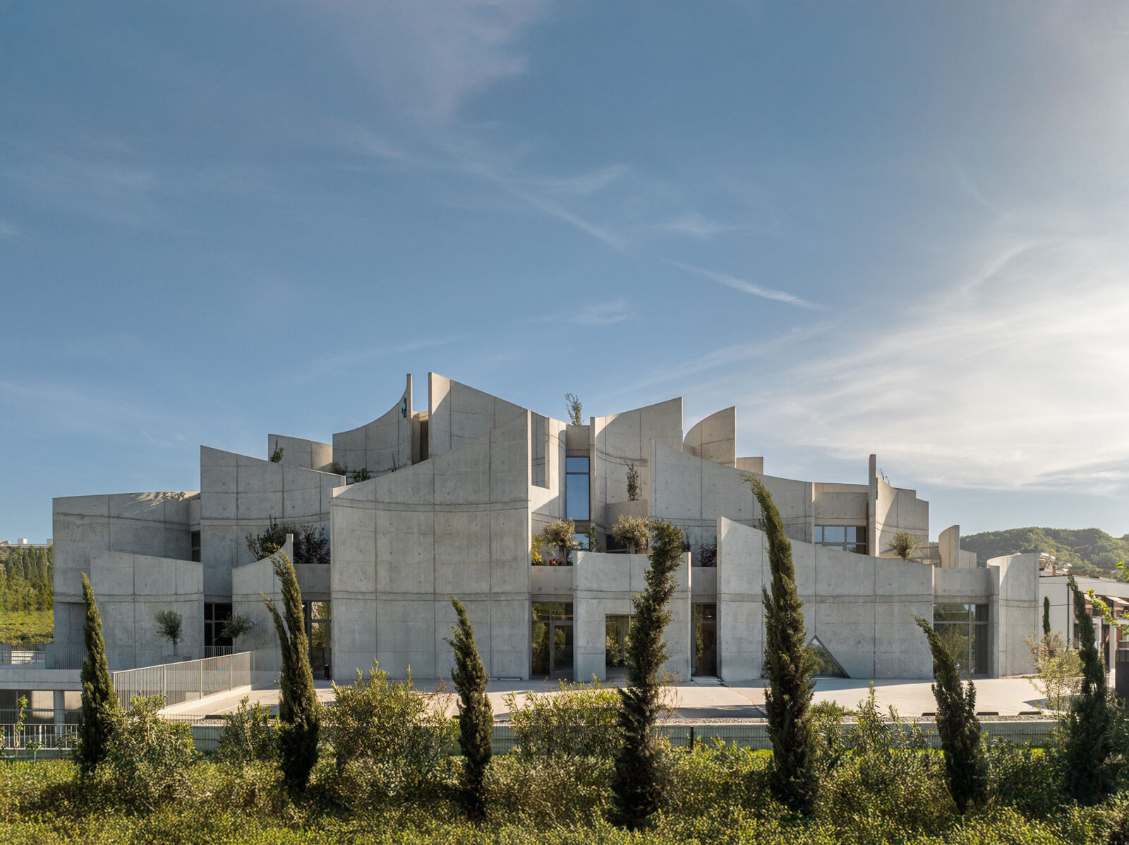 曲面壁がペットの安心を生み出すアルバニアの動物病院〈VET HOSPITAL & PET HOTEL〉Davide Macullo Architects