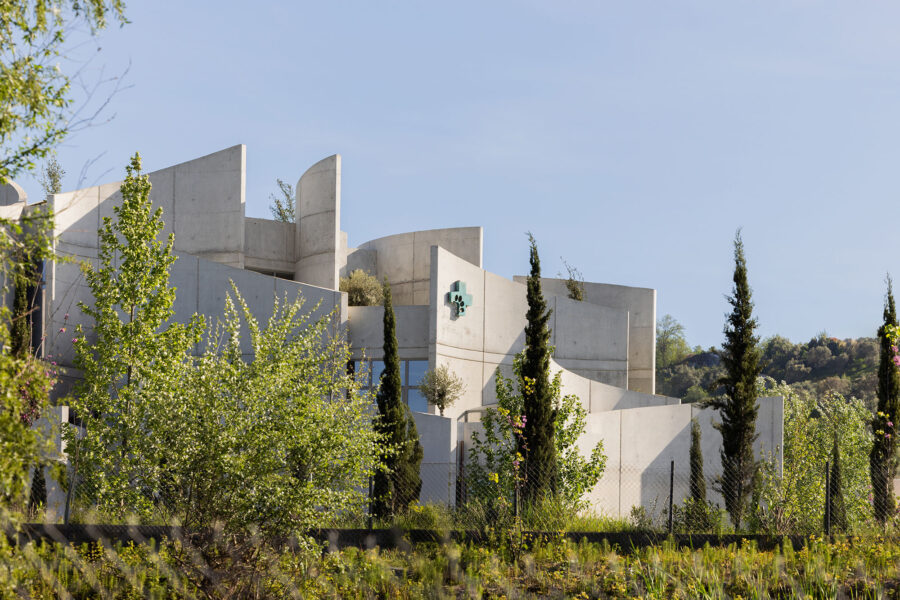 曲面壁がペットの安心を生み出すアルバニアの動物病院〈VET HOSPITAL & PET HOTEL〉Davide Macullo Architects