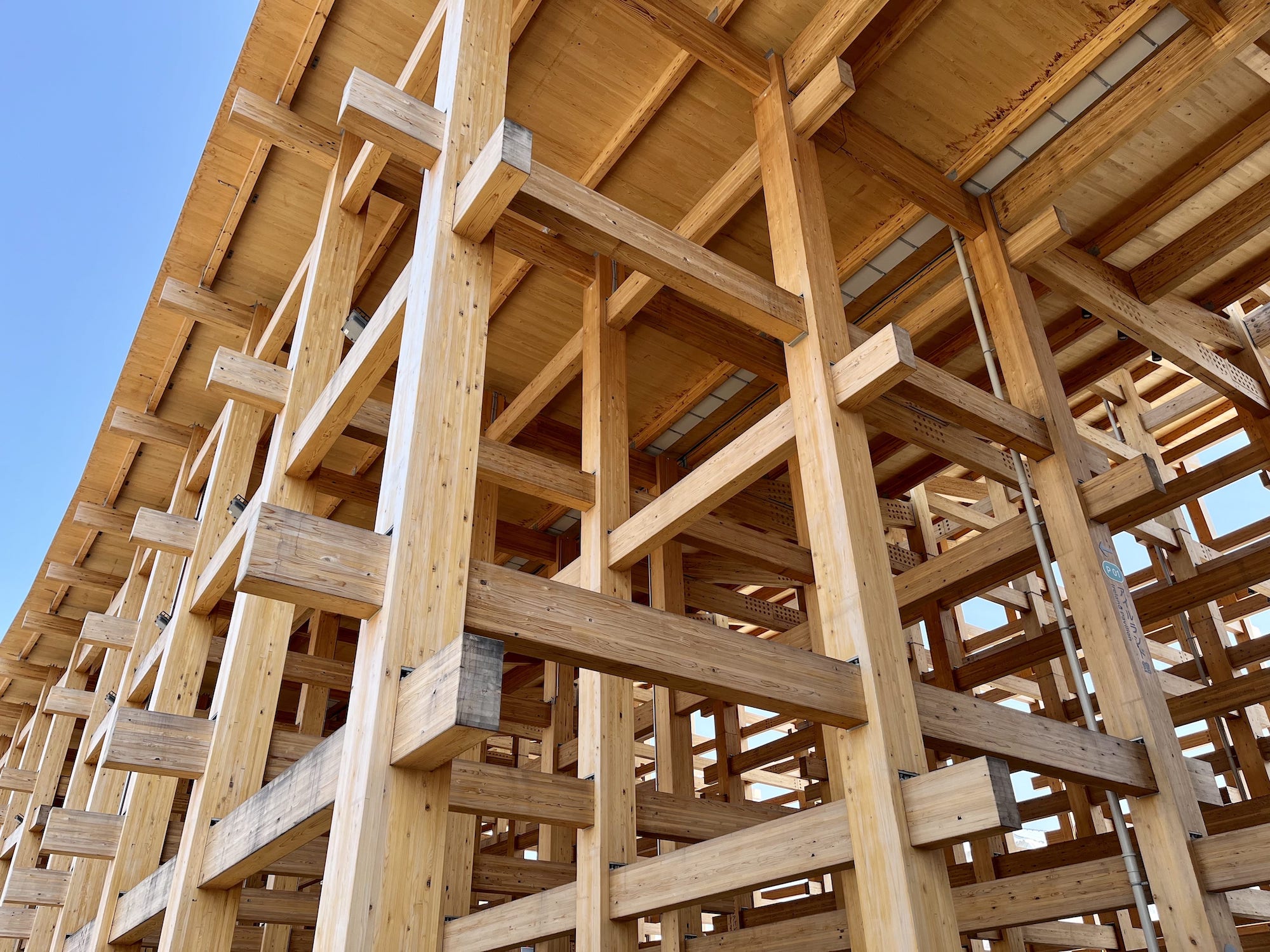 〈大屋根リング〉見上げ