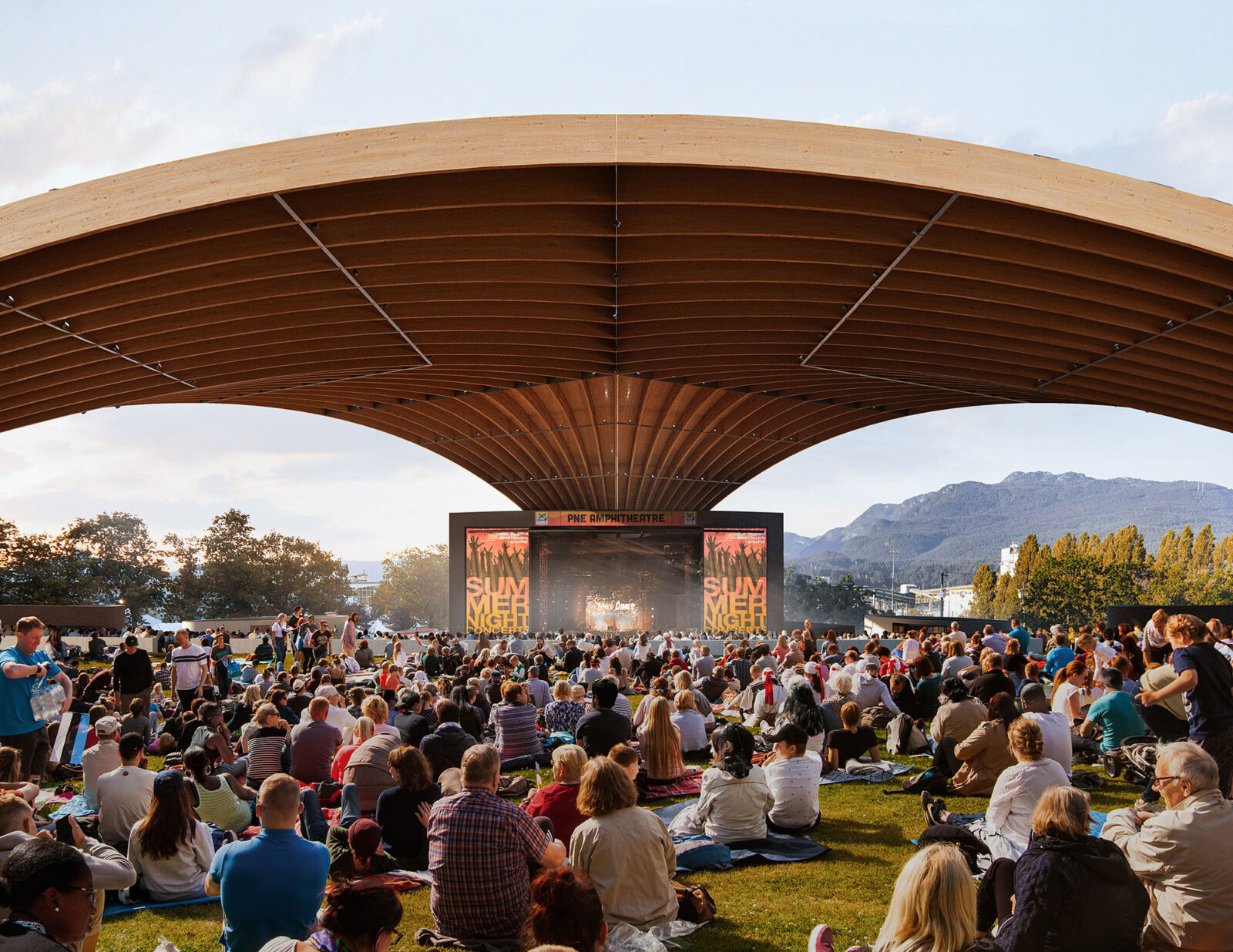世界最大級のフリースパンを実現する木造屋根〈PNEアンフィシアター／フリーダム・モバイル・アーチ〉レヴェリー・アーキテクチャ、カナダ
