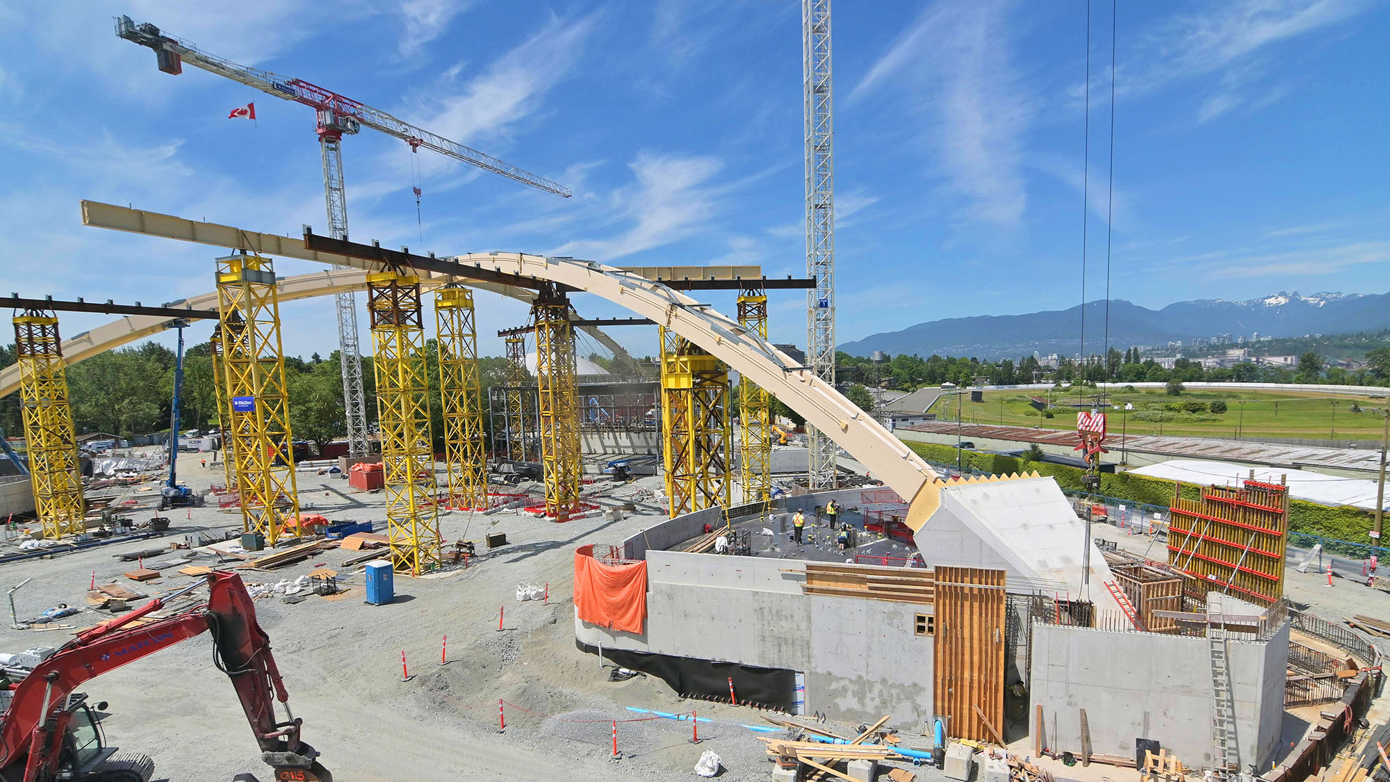 〈PNEアンフィシアター／フリーダム・モバイル・アーチ（PNE Amphitheatre / Freedom Mobile Arch）〉設計：レヴェリー・アーキテクチャ（Revery Architecture）