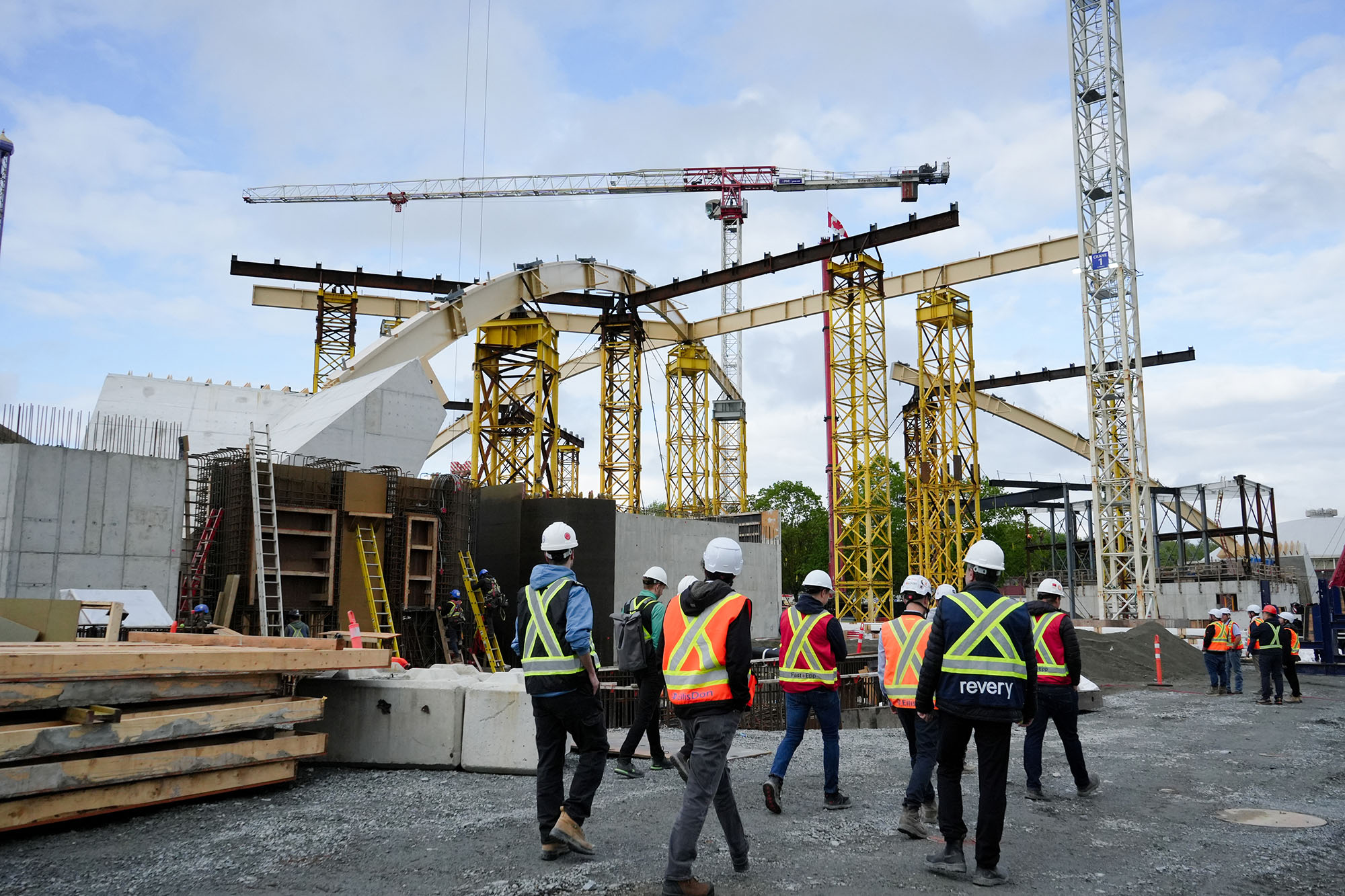 〈PNEアンフィシアター／フリーダム・モバイル・アーチ（PNE Amphitheatre / Freedom Mobile Arch）〉設計：レヴェリー・アーキテクチャ（Revery Architecture）