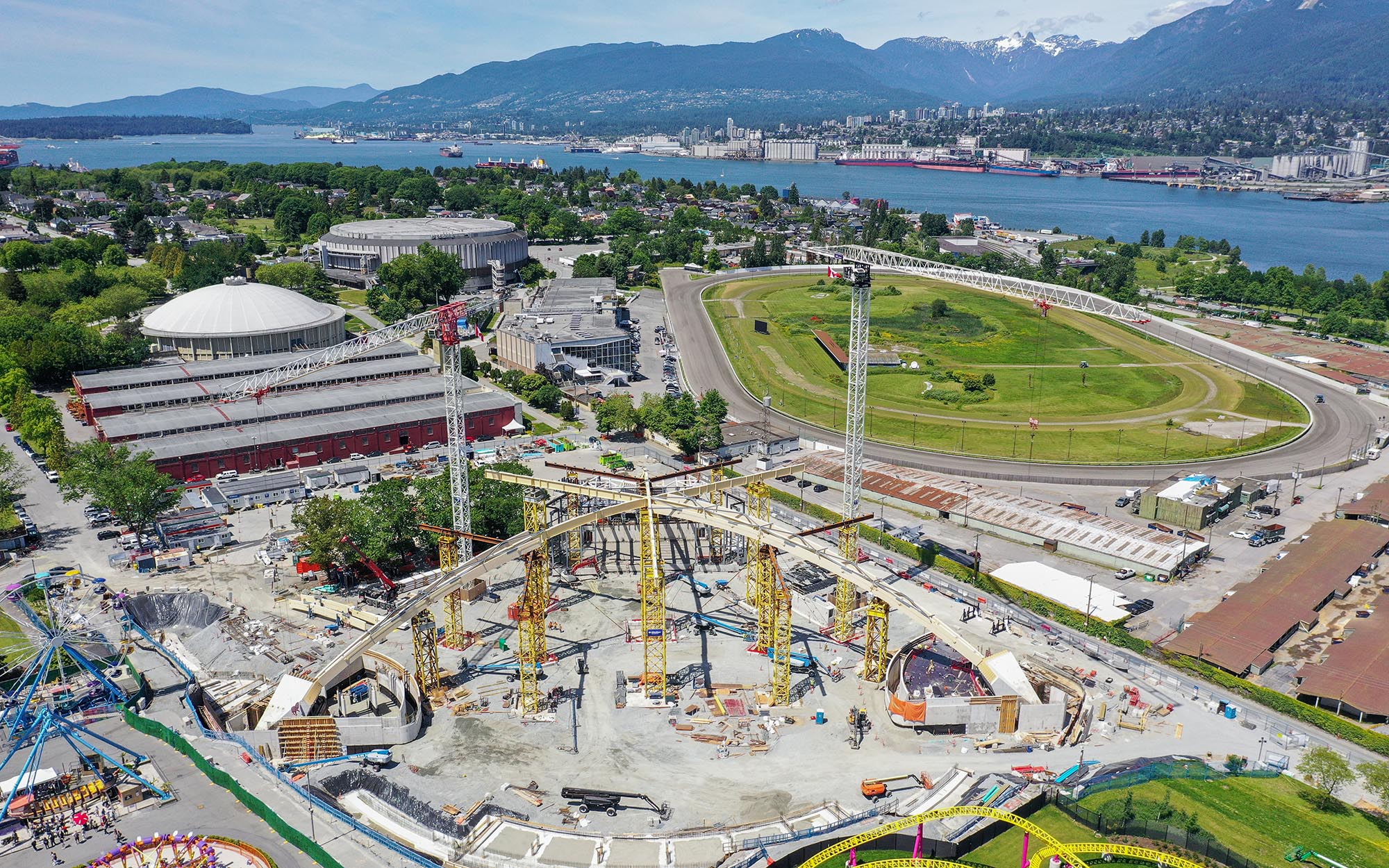 〈PNEアンフィシアター／フリーダム・モバイル・アーチ（PNE Amphitheatre / Freedom Mobile Arch）〉設計：レヴェリー・アーキテクチャ（Revery Architecture）