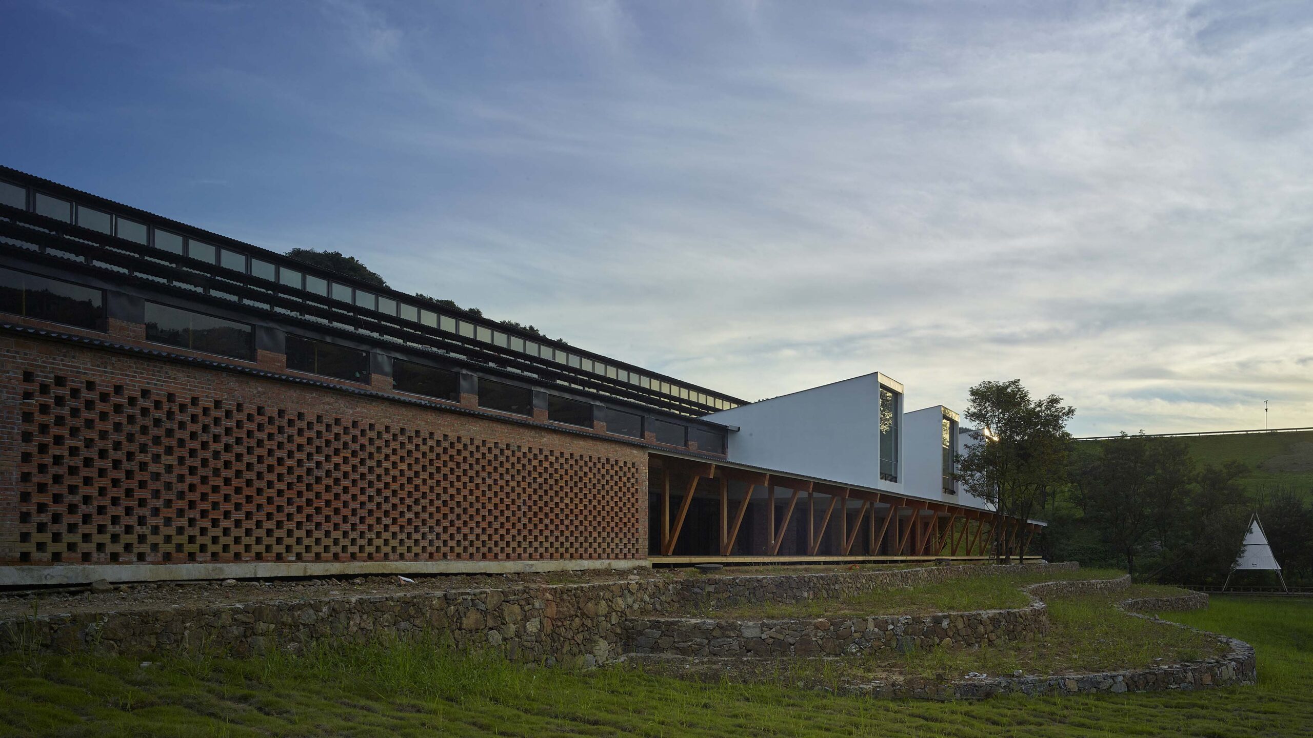 〈桃里・沼山村村民センター（Taoli-Zhaoshan Village Center）〉設計：SUPアトリエ（SUP Atelier）