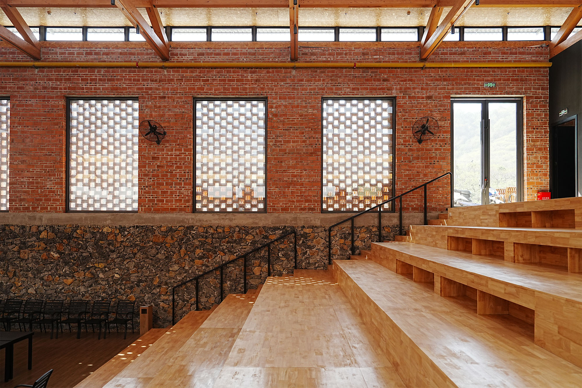 〈桃里・沼山村村民センター（Taoli-Zhaoshan Village Center）〉設計：SUPアトリエ（SUP Atelier）