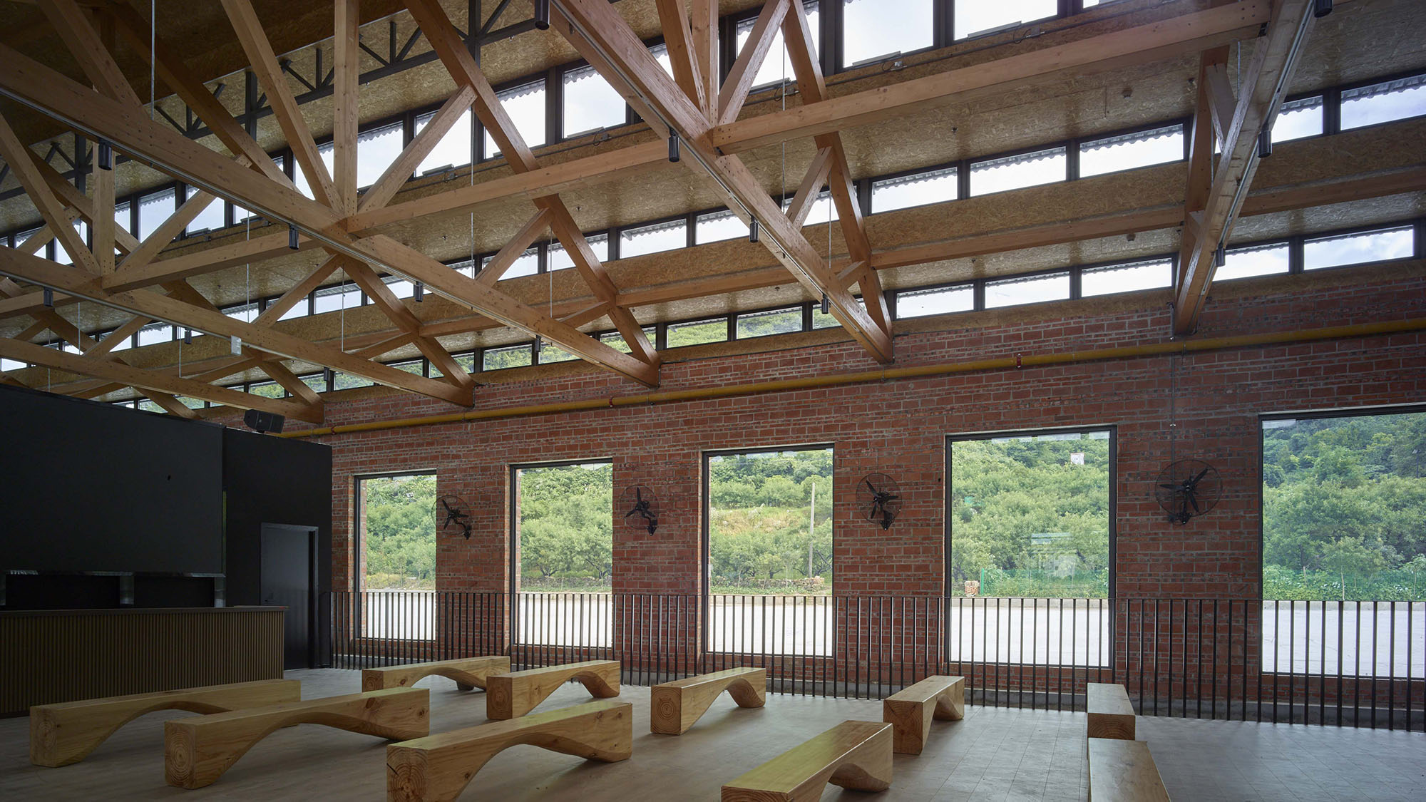 〈桃里・沼山村村民センター（Taoli-Zhaoshan Village Center）〉設計：SUPアトリエ（SUP Atelier）