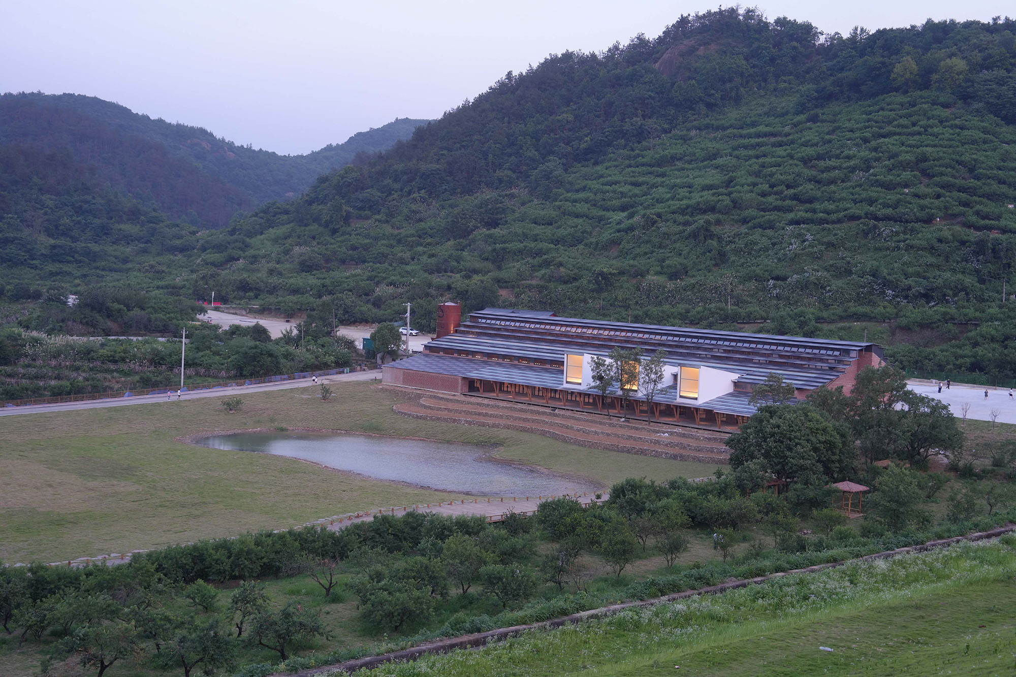 〈桃里・沼山村村民センター（Taoli-Zhaoshan Village Center）〉設計：SUPアトリエ（SUP Atelier）