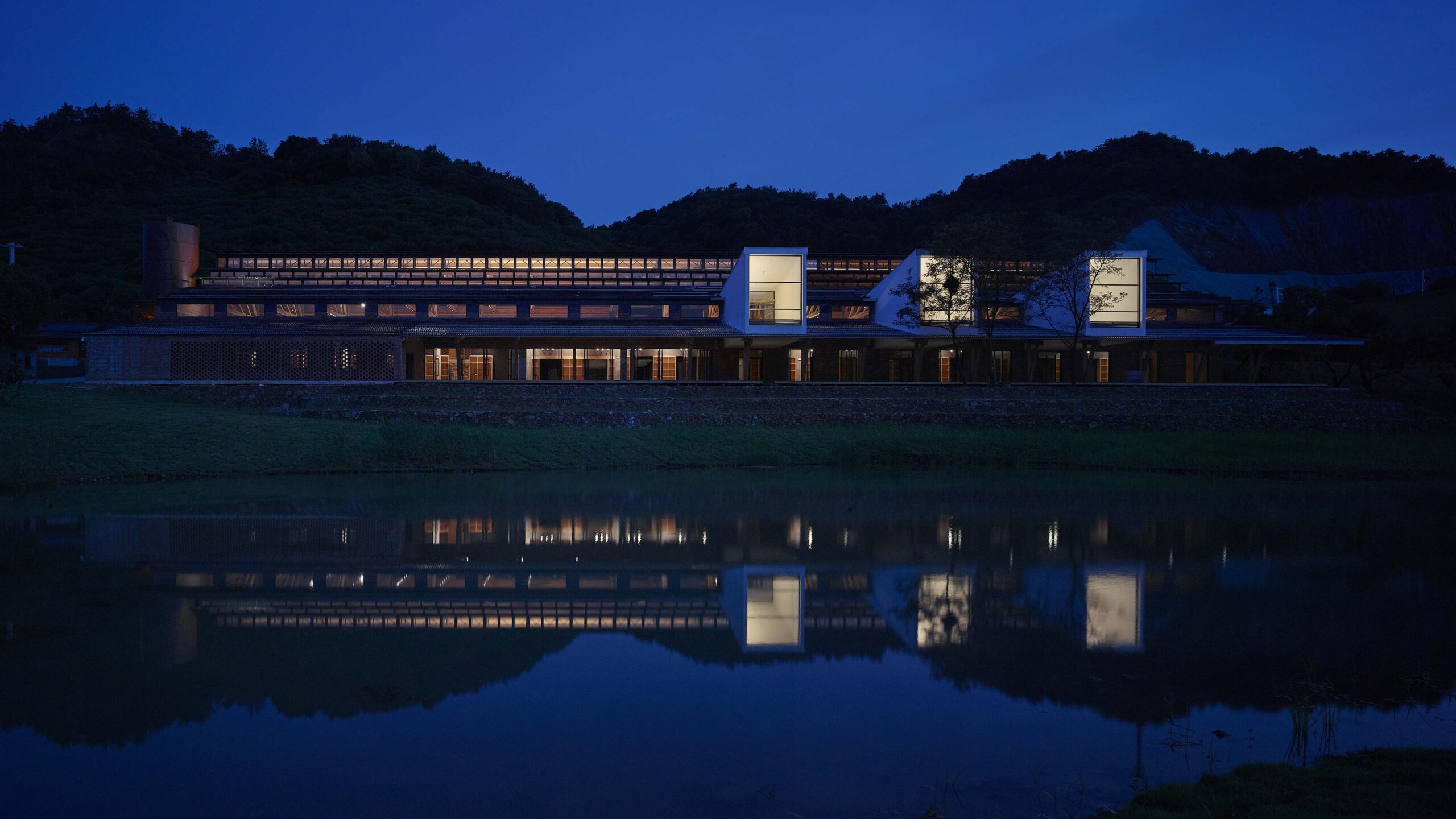 〈桃里・沼山村村民センター（Taoli-Zhaoshan Village Center）〉設計：SUPアトリエ（SUP Atelier）