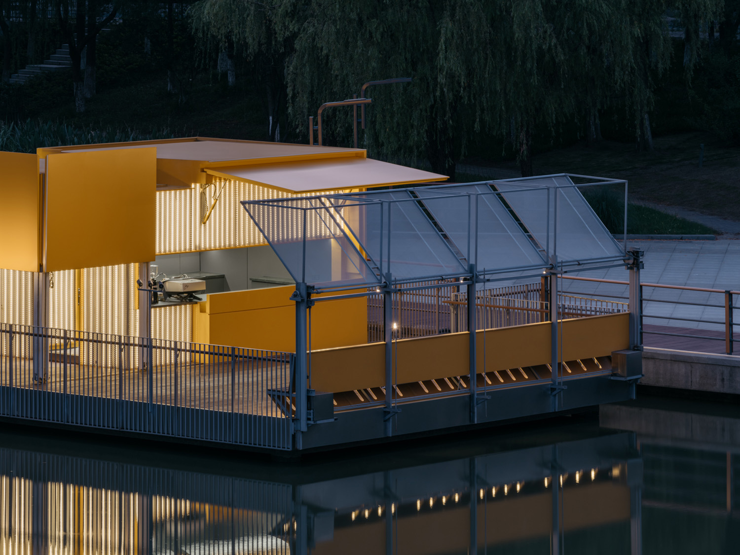 湖畔に展開する動的なカフェ空間〈ブルームボックス〉SoBA、中国