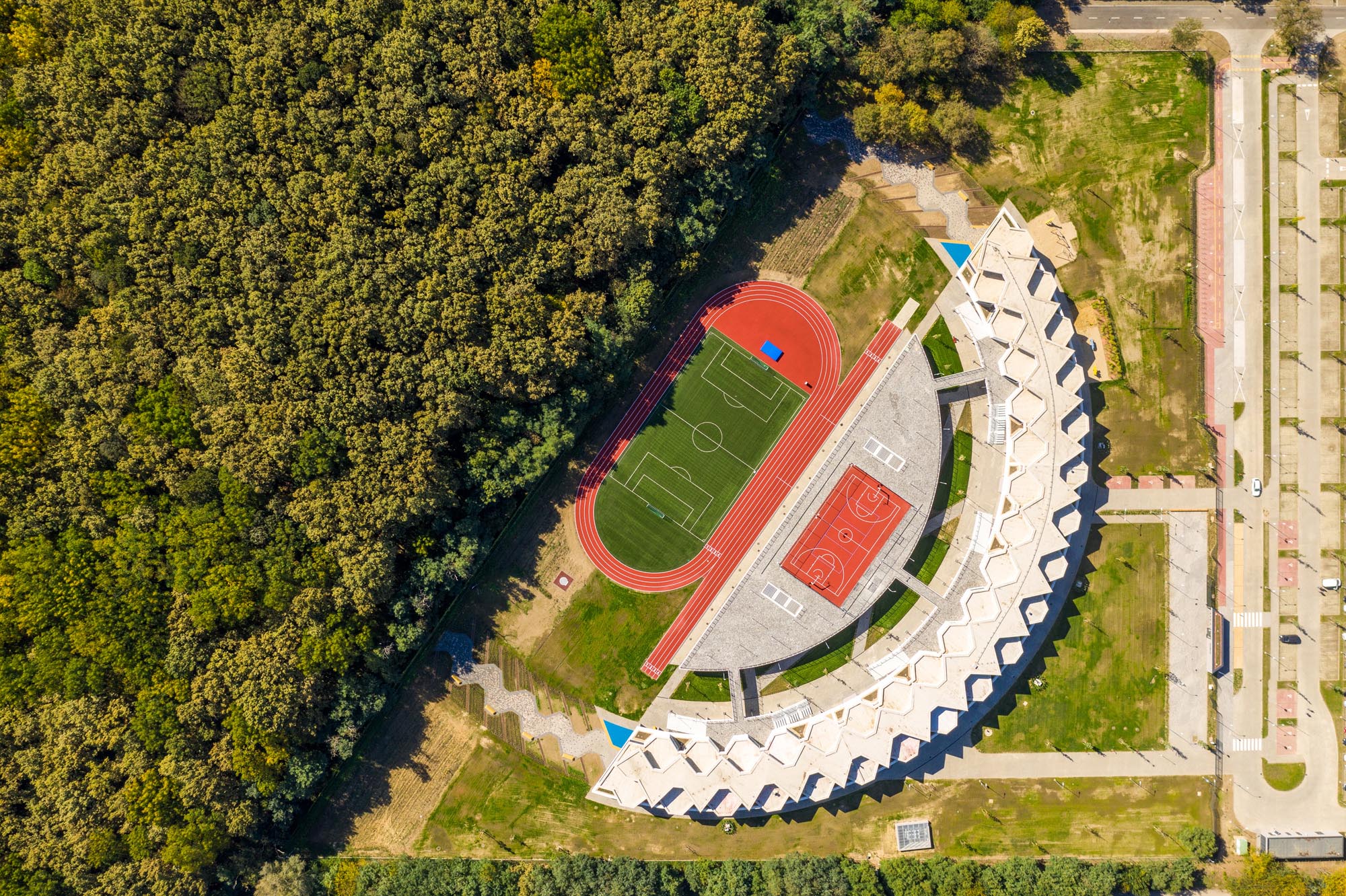 〈デブレツェン国際学校（ International School of Debrecen）〉設計：BORD建築スタジオ（BORD Architectural Studio）