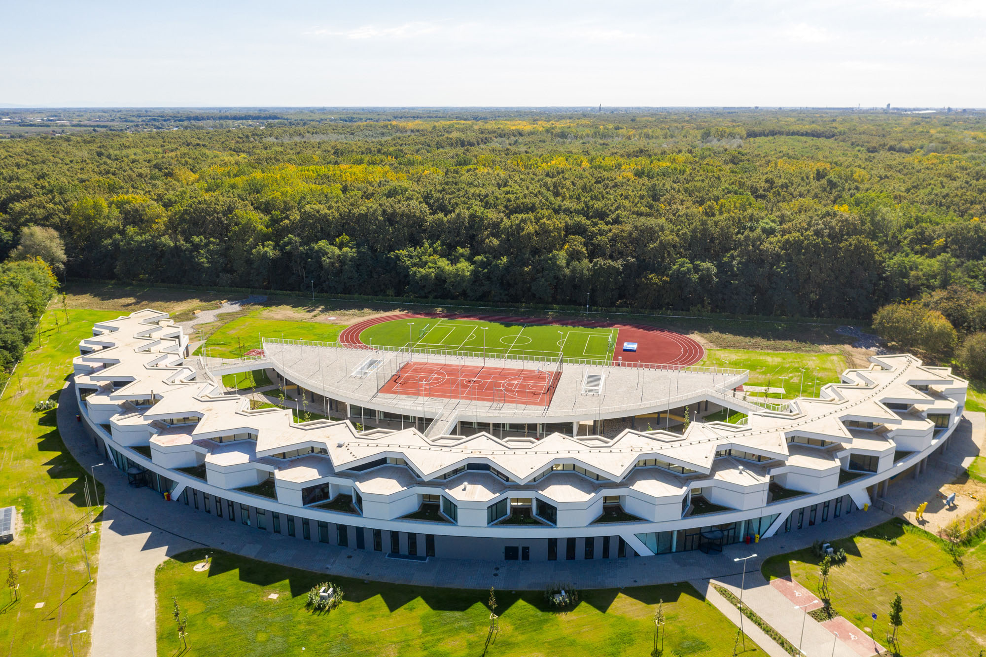 〈デブレツェン国際学校（ International School of Debrecen）〉設計：BORD建築スタジオ（BORD Architectural Studio）