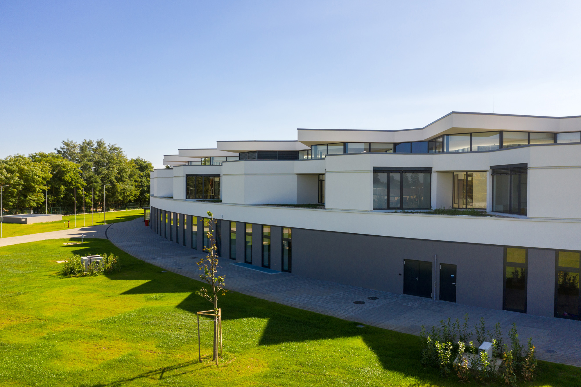 〈デブレツェン国際学校（ International School of Debrecen）〉設計：BORD建築スタジオ（BORD Architectural Studio）