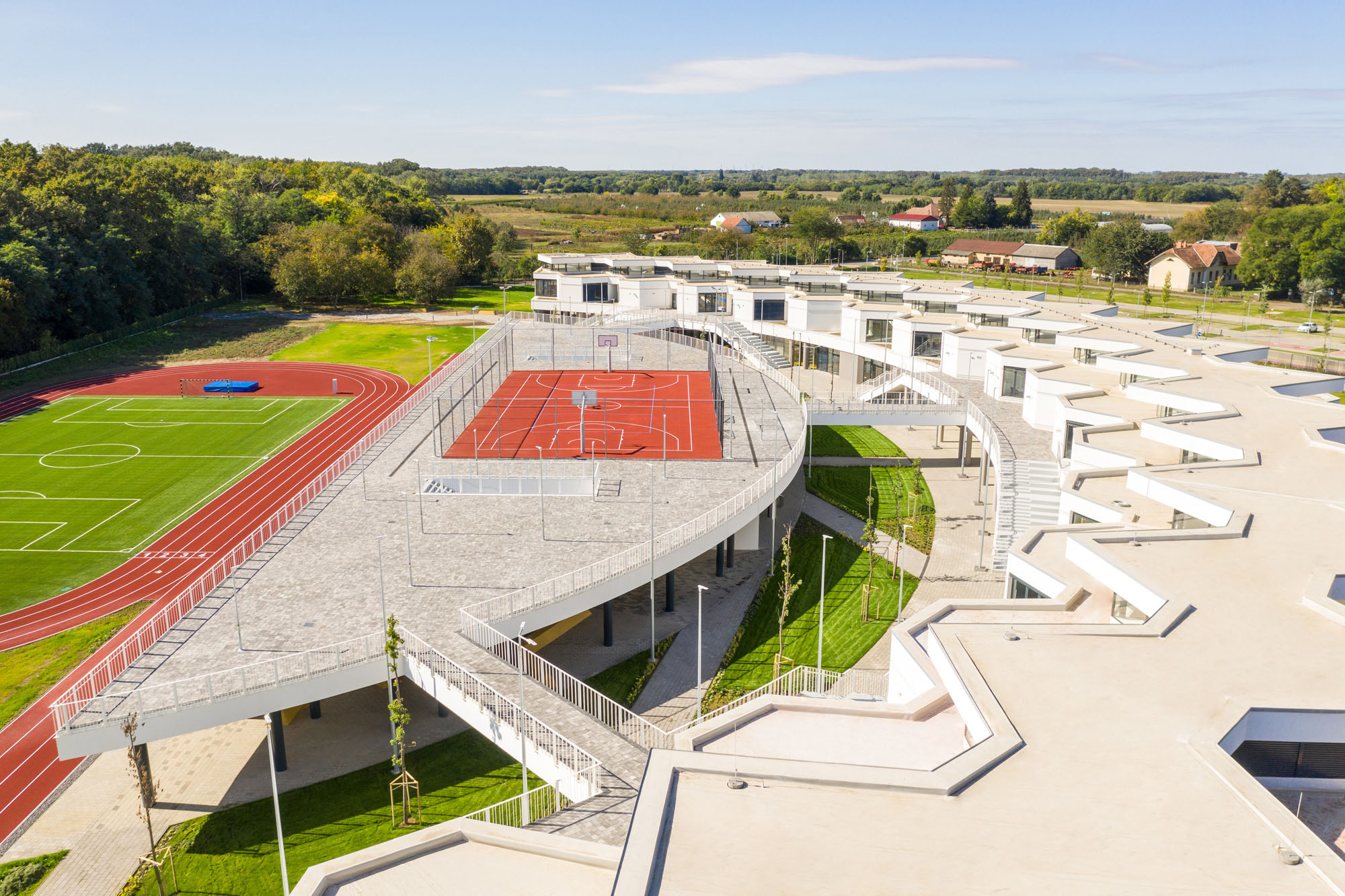 〈デブレツェン国際学校（ International School of Debrecen）〉設計：BORD建築スタジオ（BORD Architectural Studio）