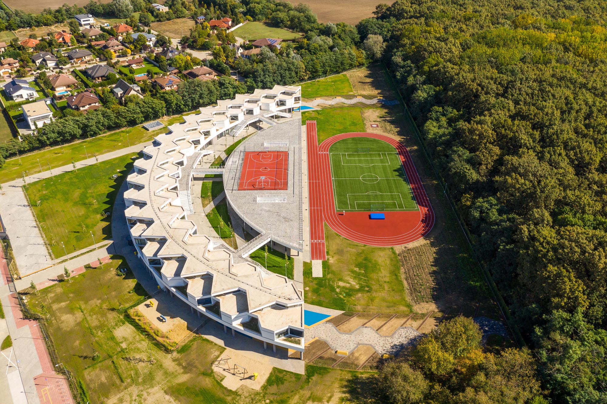 〈デブレツェン国際学校（ International School of Debrecen）〉設計：BORD建築スタジオ（BORD Architectural Studio）