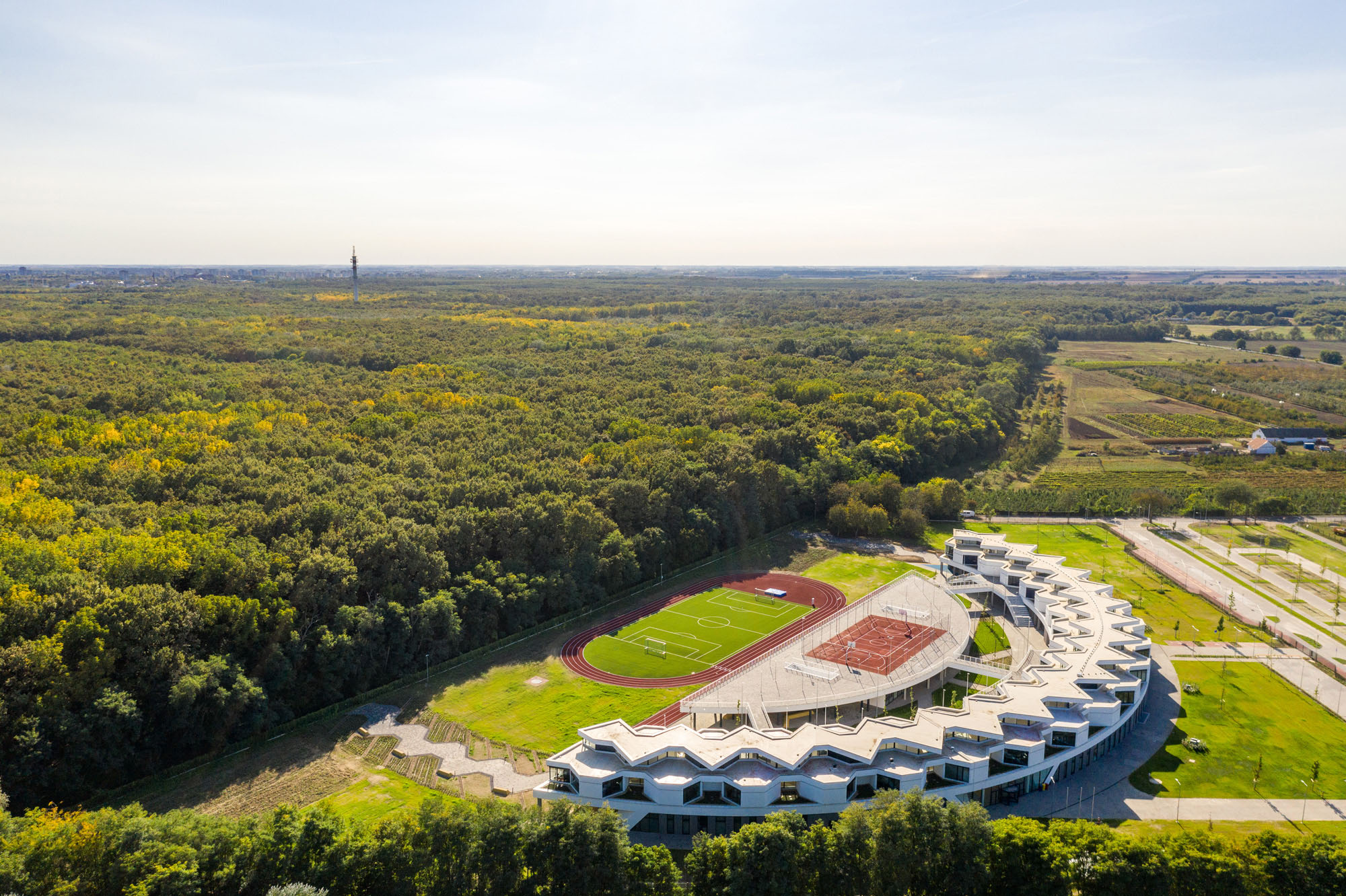 〈デブレツェン国際学校（ International School of Debrecen）〉設計：BORD建築スタジオ（BORD Architectural Studio）