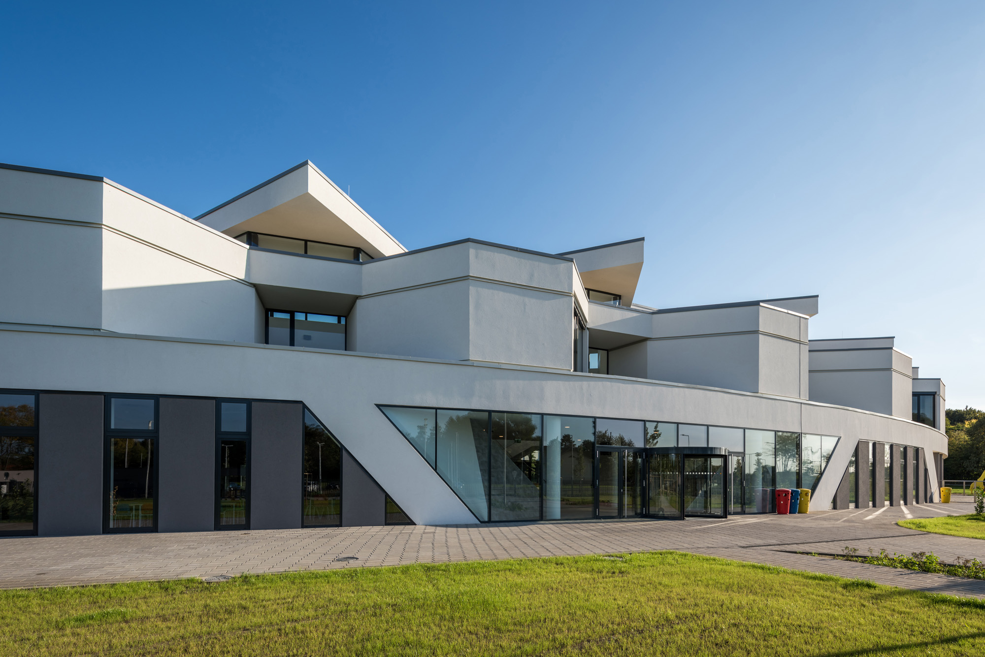 〈デブレツェン国際学校（ International School of Debrecen）〉設計：BORD建築スタジオ（BORD Architectural Studio）