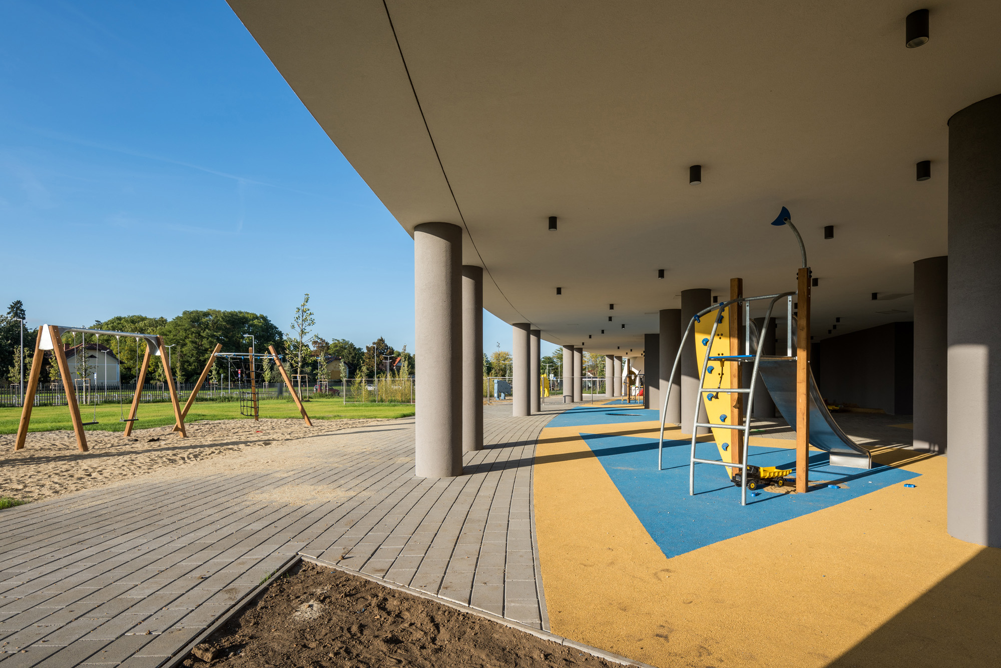 〈デブレツェン国際学校（ International School of Debrecen）〉設計：BORD建築スタジオ（BORD Architectural Studio）