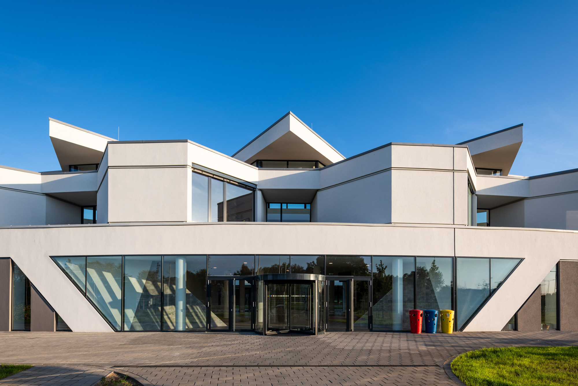 〈デブレツェン国際学校（ International School of Debrecen）〉設計：BORD建築スタジオ（BORD Architectural Studio）