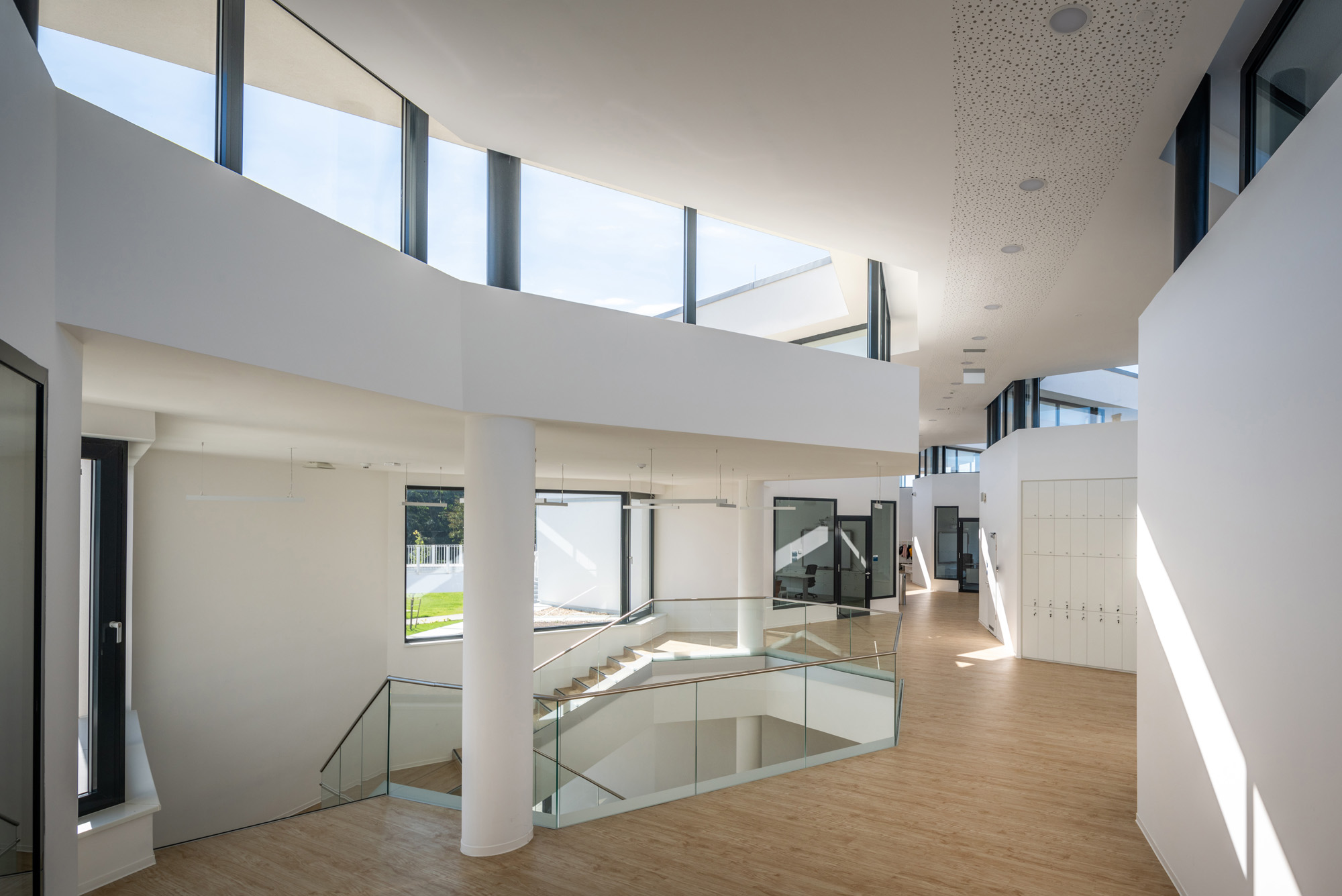 〈デブレツェン国際学校（ International School of Debrecen）〉設計：BORD建築スタジオ（BORD Architectural Studio）