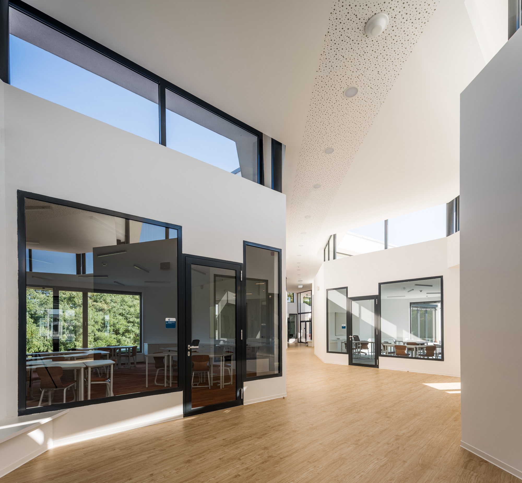 〈デブレツェン国際学校（ International School of Debrecen）〉設計：BORD建築スタジオ（BORD Architectural Studio）