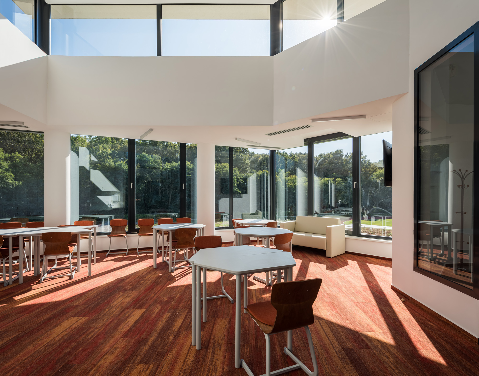 〈デブレツェン国際学校（ International School of Debrecen）〉設計：BORD建築スタジオ（BORD Architectural Studio）