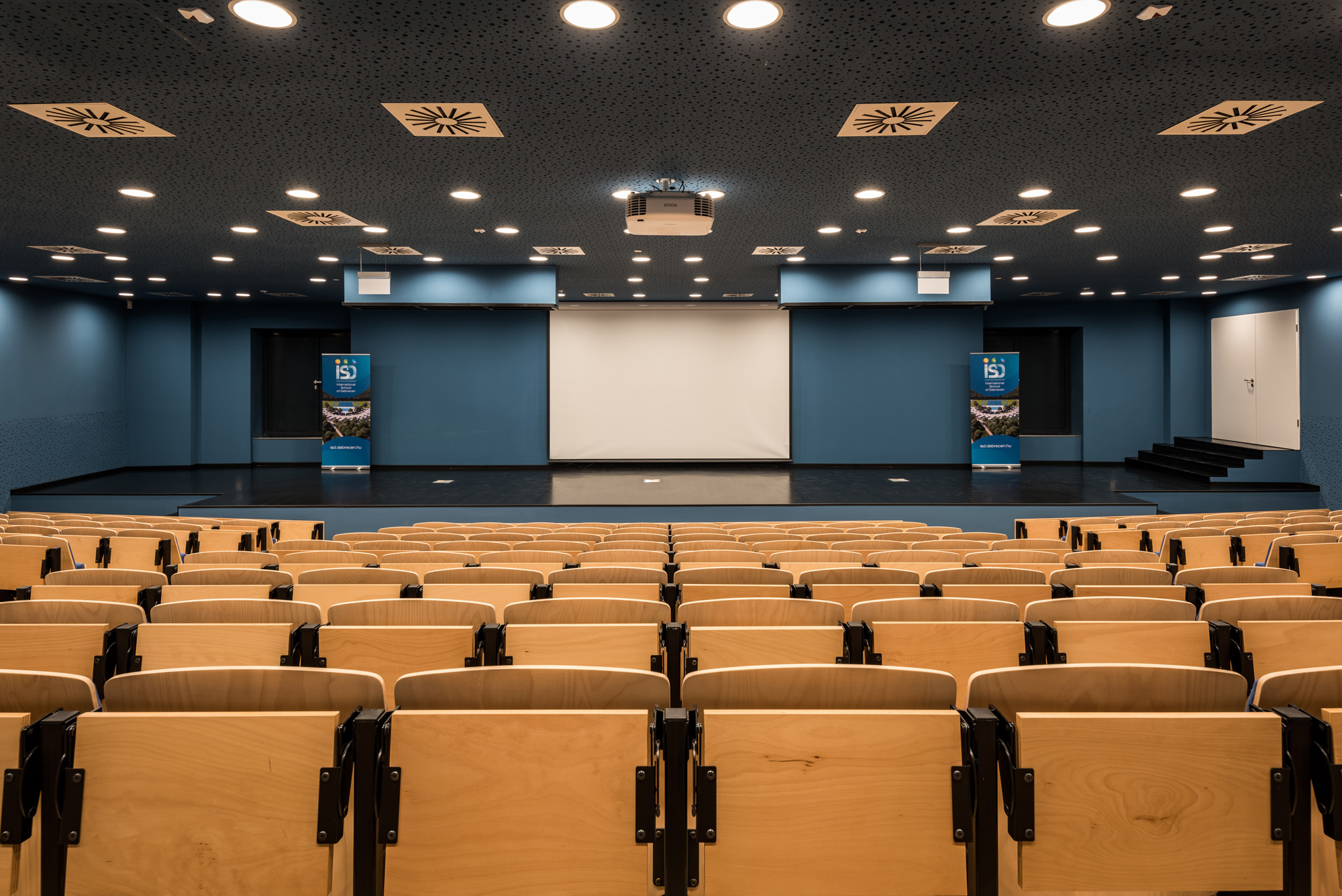 〈デブレツェン国際学校（ International School of Debrecen）〉設計：BORD建築スタジオ（BORD Architectural Studio）