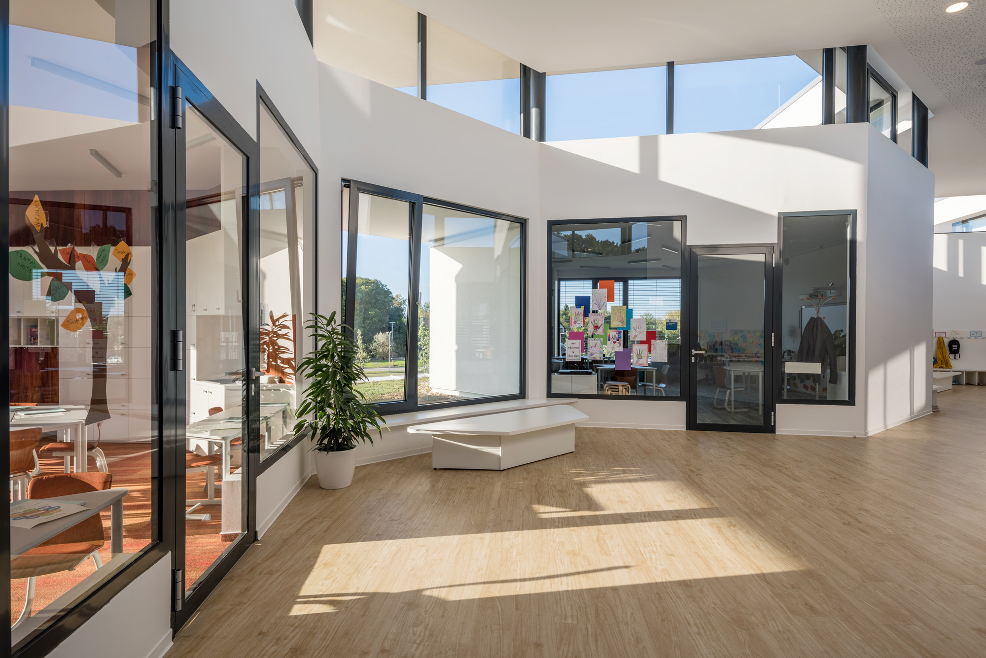 〈デブレツェン国際学校（ International School of Debrecen）〉設計：BORD建築スタジオ（BORD Architectural Studio）