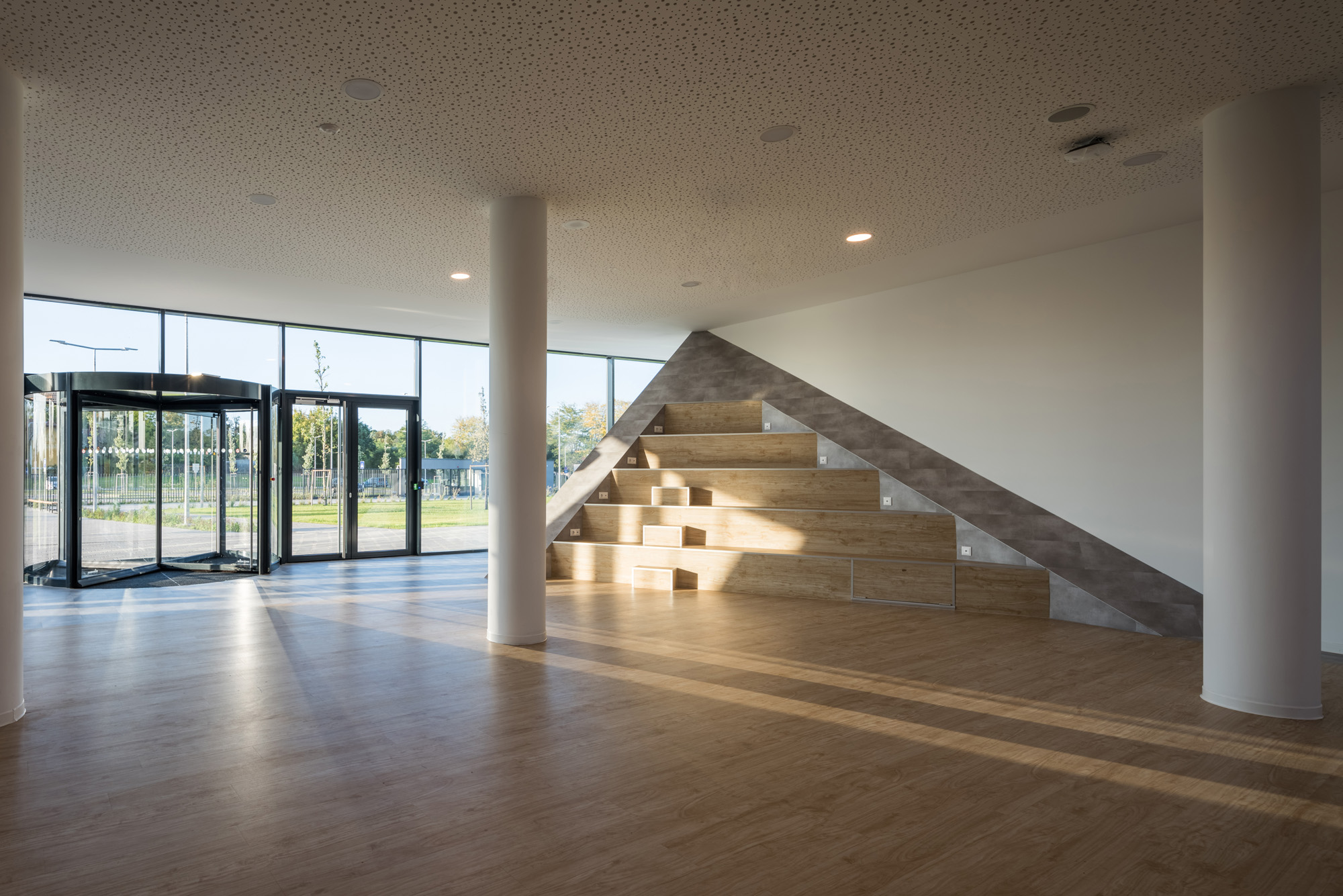 〈デブレツェン国際学校（ International School of Debrecen）〉設計：BORD建築スタジオ（BORD Architectural Studio）