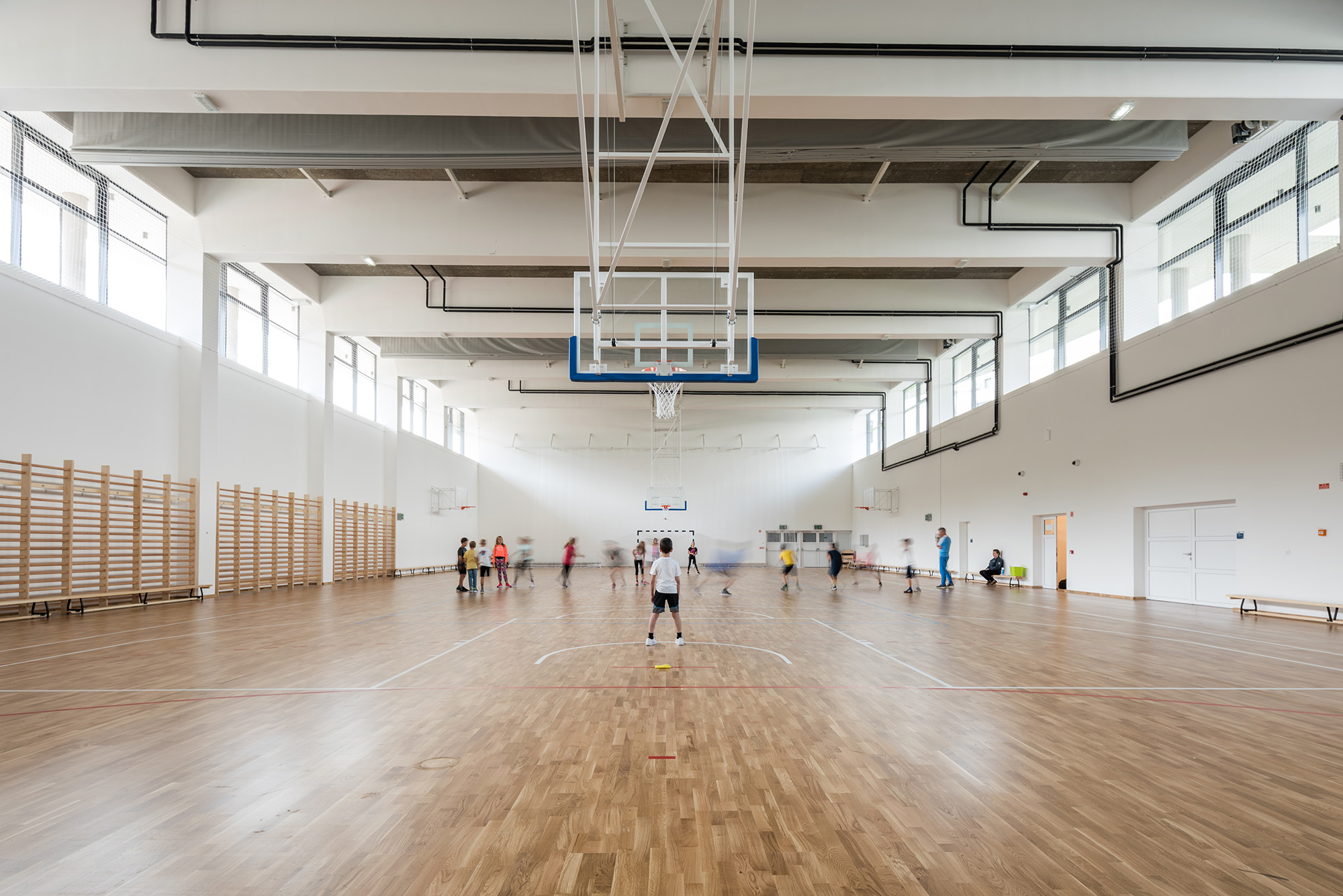〈デブレツェン国際学校（ International School of Debrecen）〉設計：BORD建築スタジオ（BORD Architectural Studio）