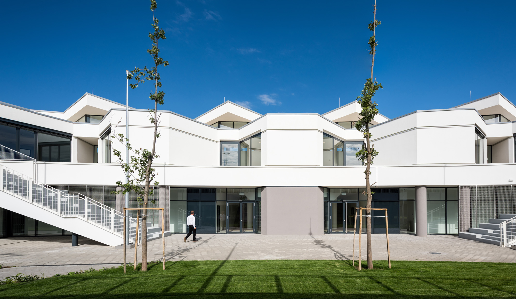 〈デブレツェン国際学校（ International School of Debrecen）〉設計：BORD建築スタジオ（BORD Architectural Studio）