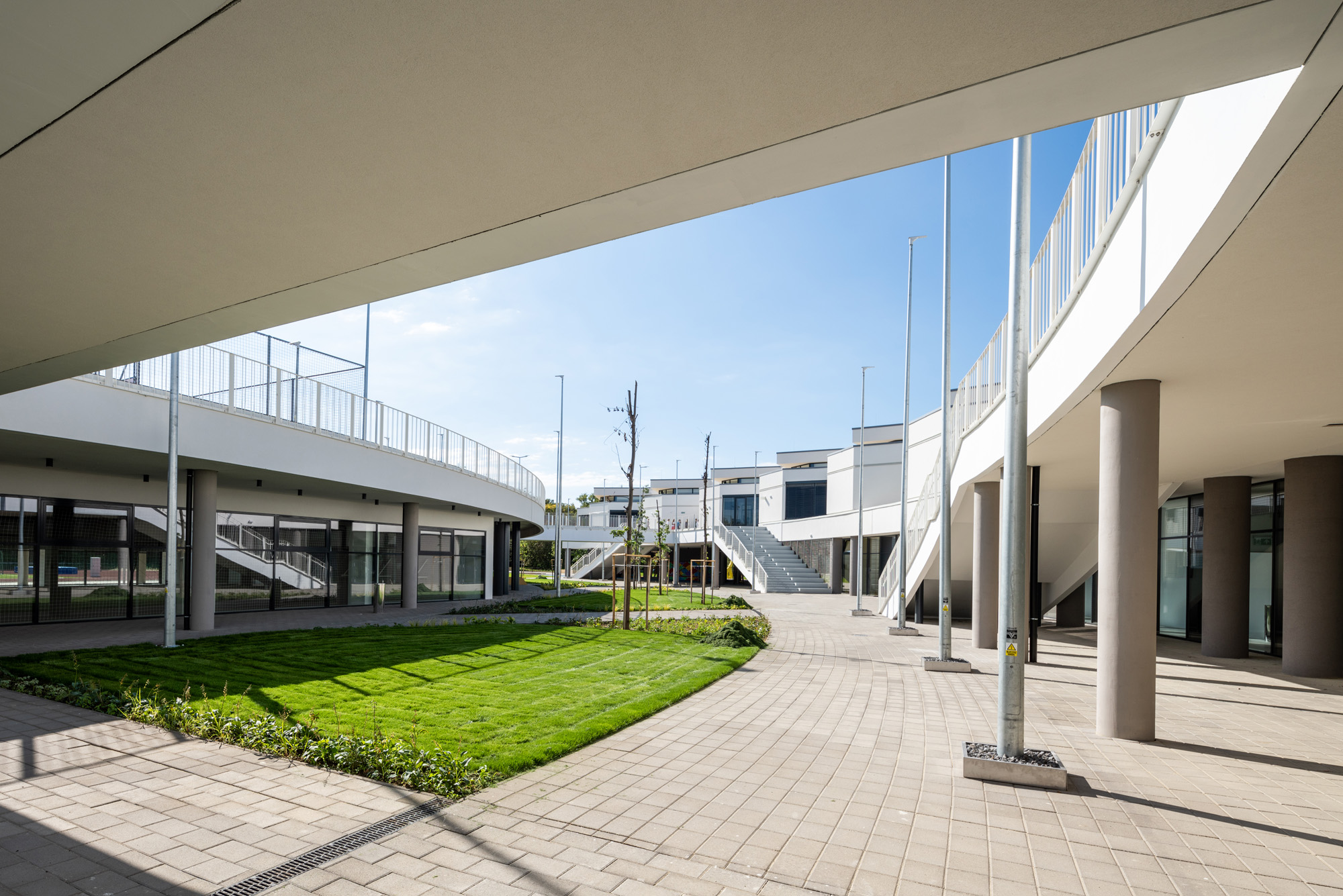 〈デブレツェン国際学校（ International School of Debrecen）〉設計：BORD建築スタジオ（BORD Architectural Studio）