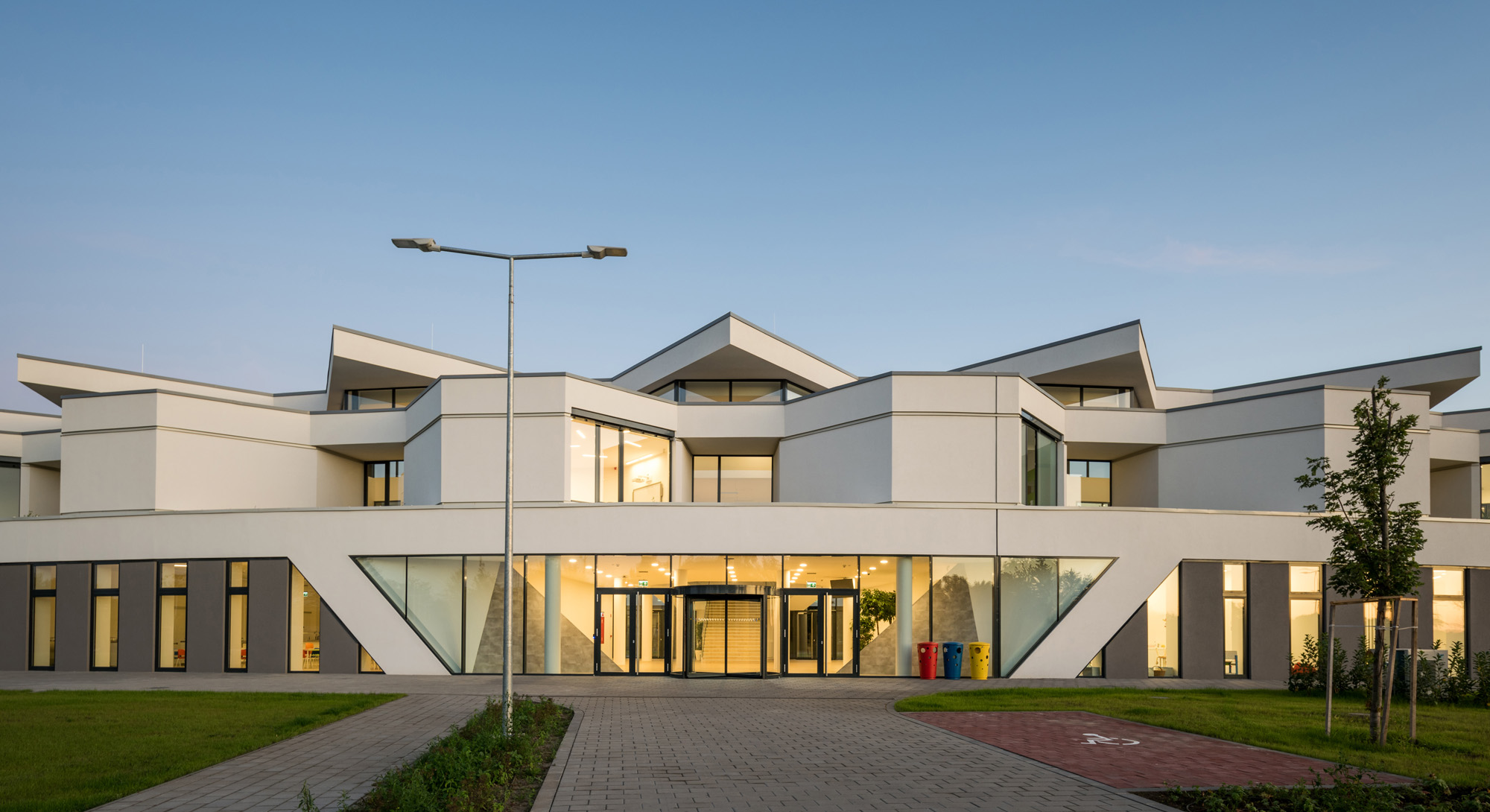 〈デブレツェン国際学校（ International School of Debrecen）〉設計：BORD建築スタジオ（BORD Architectural Studio）