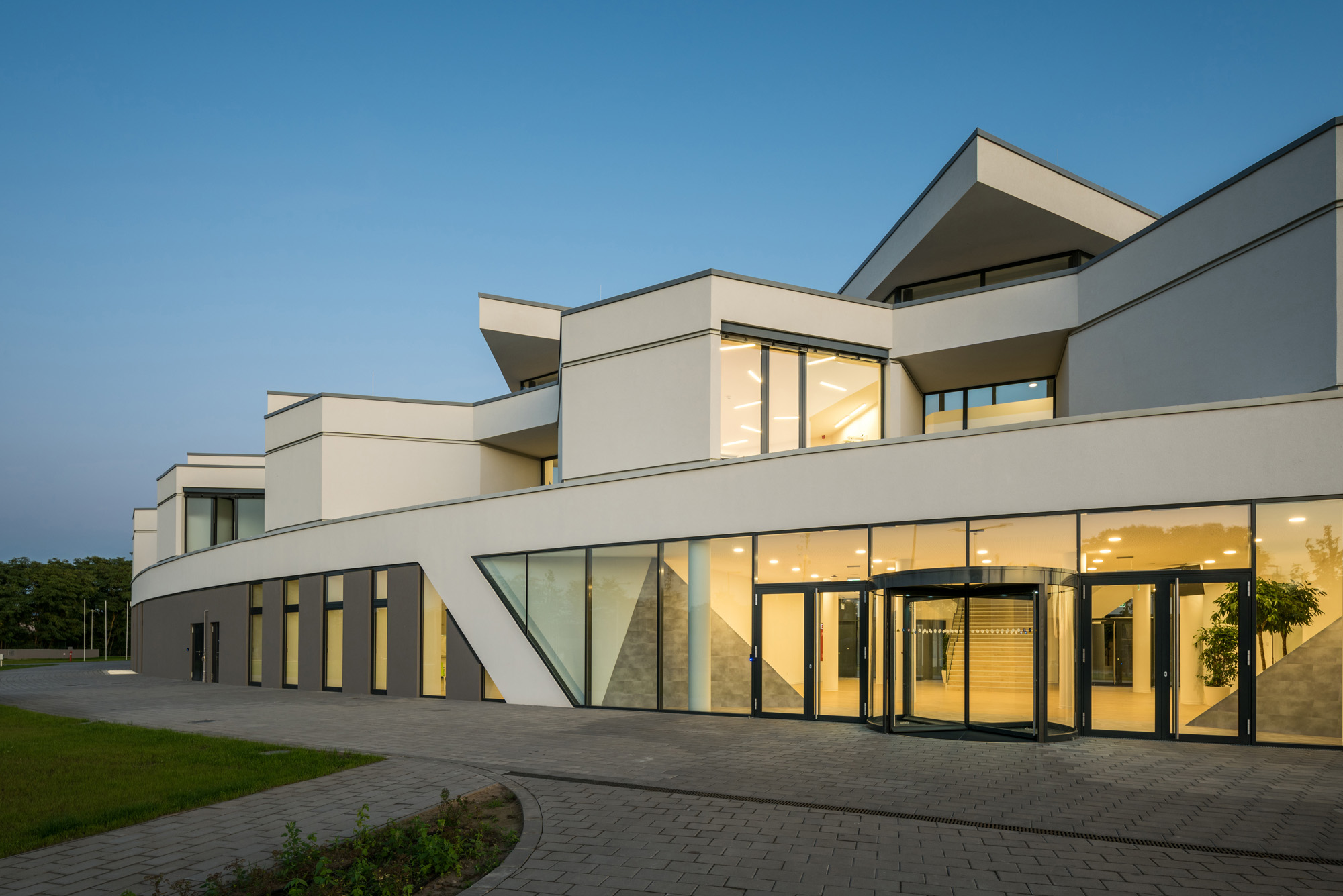 〈デブレツェン国際学校（ International School of Debrecen）〉設計：BORD建築スタジオ（BORD Architectural Studio）